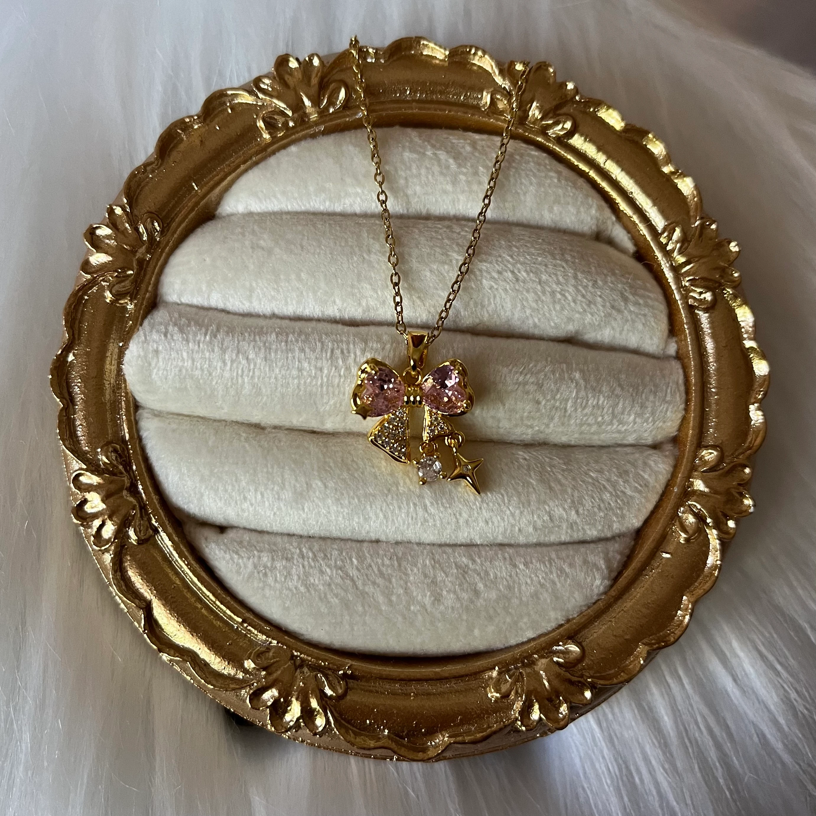 Parıltılı taş detaylı Çelik pembe kurdele kolye