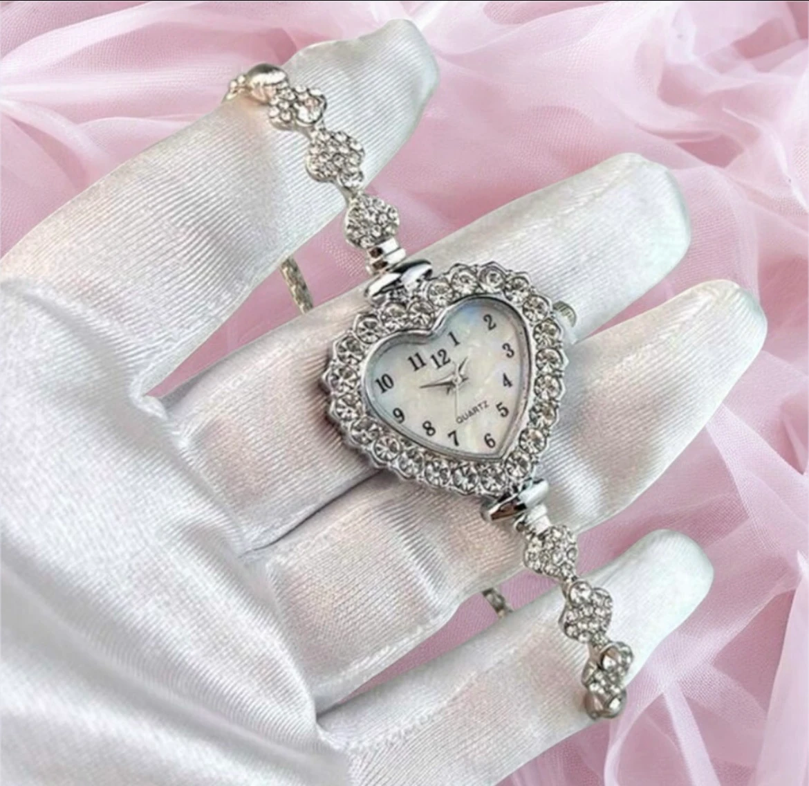 Kalp Parıltılı Saat(Her bileğe göre ayarlanabilir)