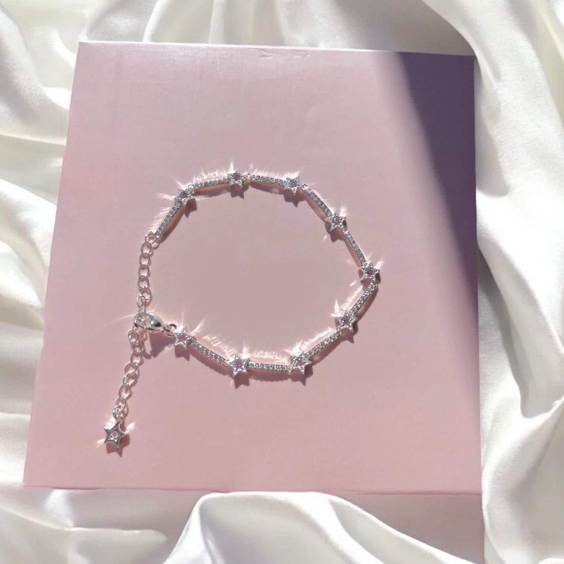 Gökyüzündeki ışıltılı pembe yıldızlar bileklik