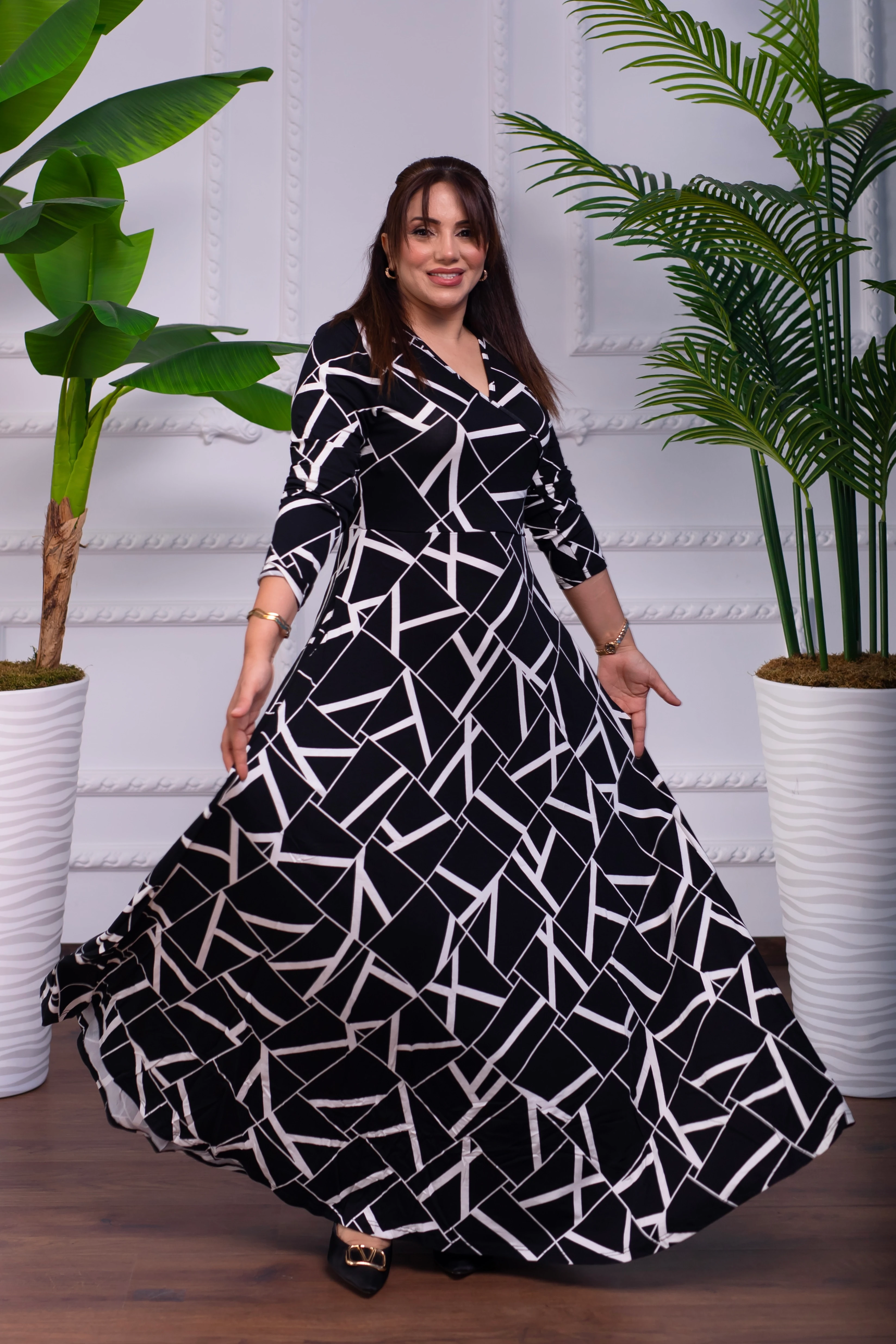 SİYAH BEYAZ ASİMETRİK DESENLİ PENYE UZUN ELBİSE 