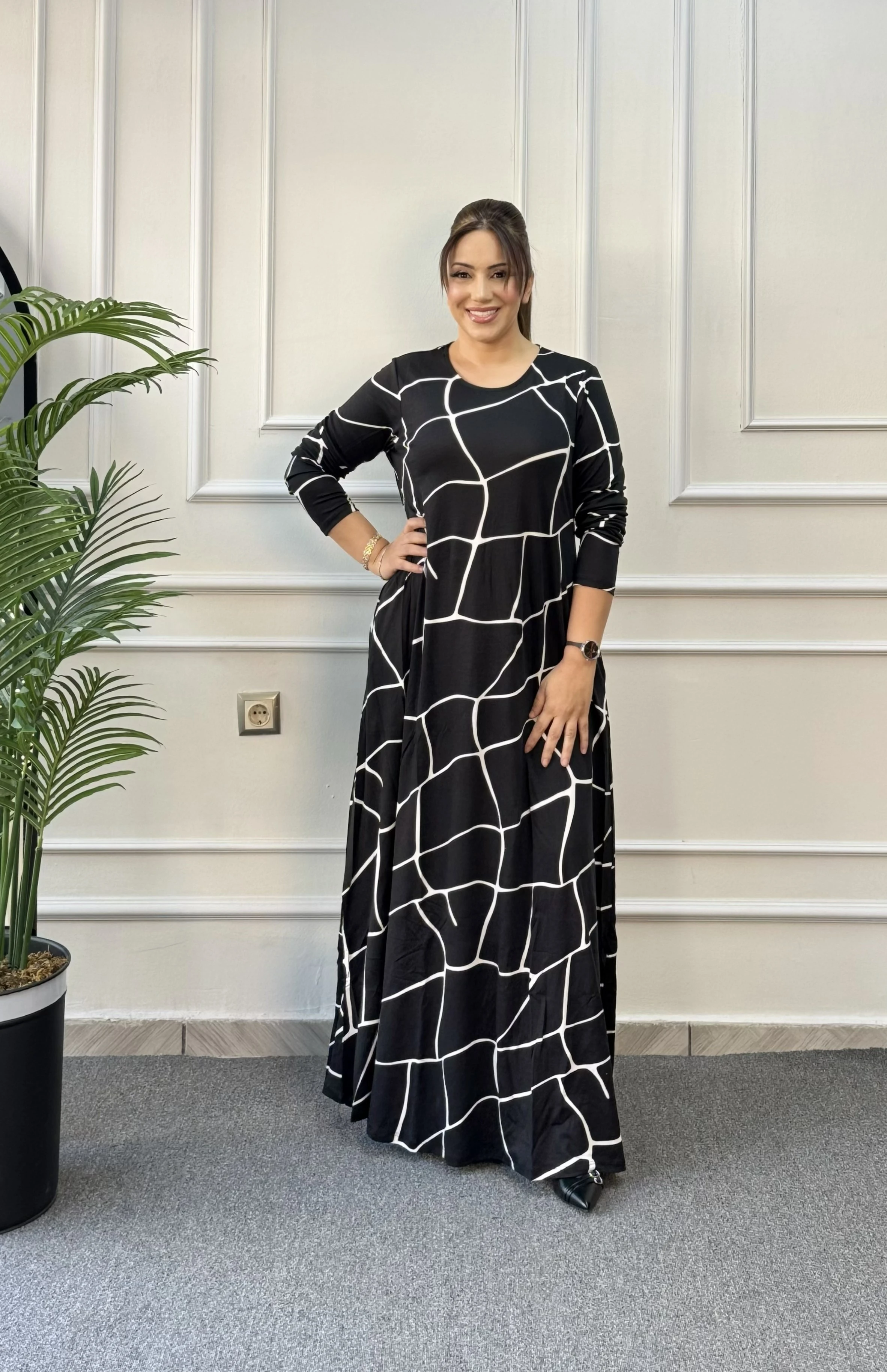 BİSİKLET YAKA SİYAH ASİMETRİK DESENLİ PENYE UZUN ELBİSE 