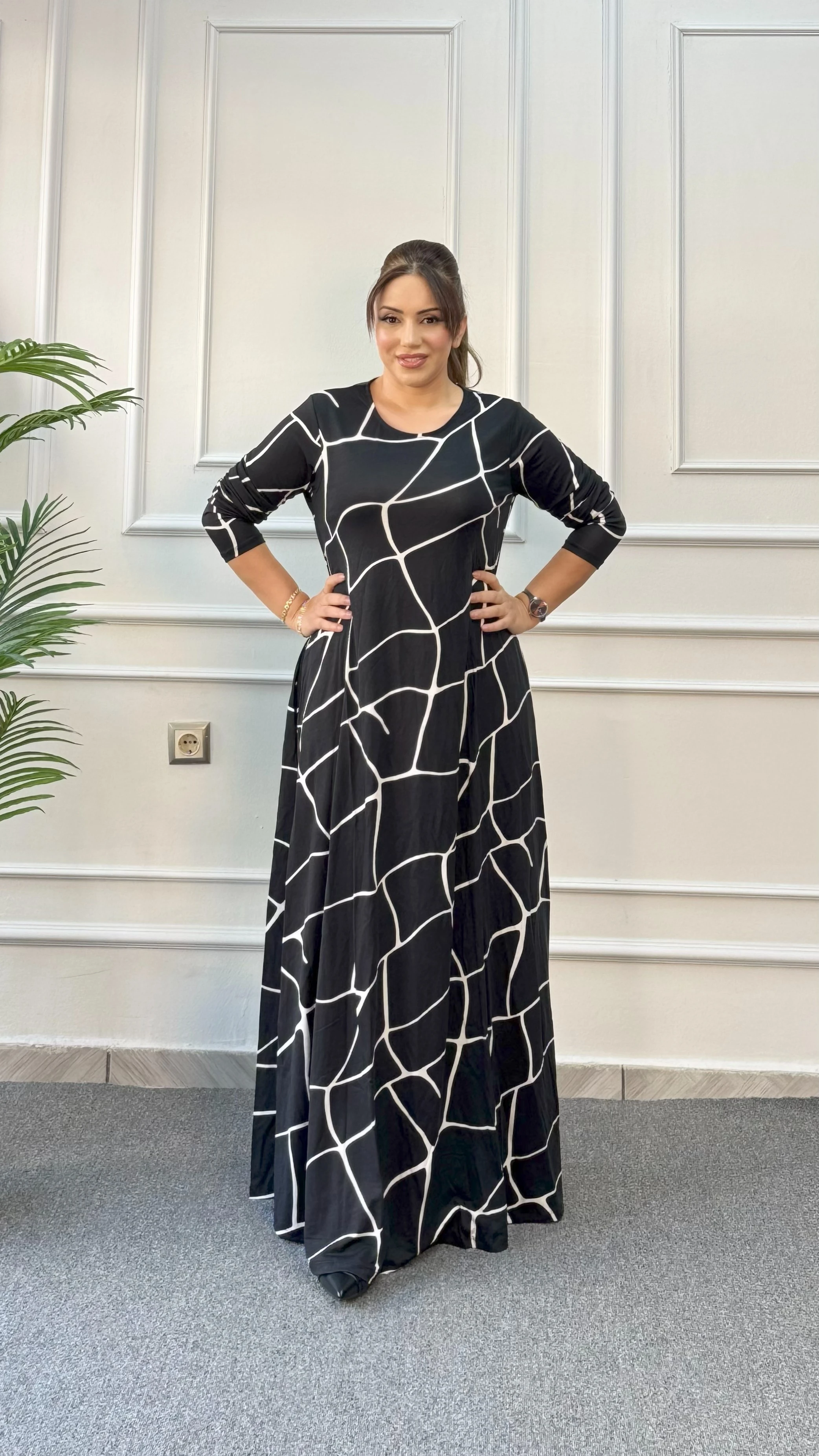 BİSİKLET YAKA SİYAH ASİMETRİK DESENLİ PENYE UZUN ELBİSE 