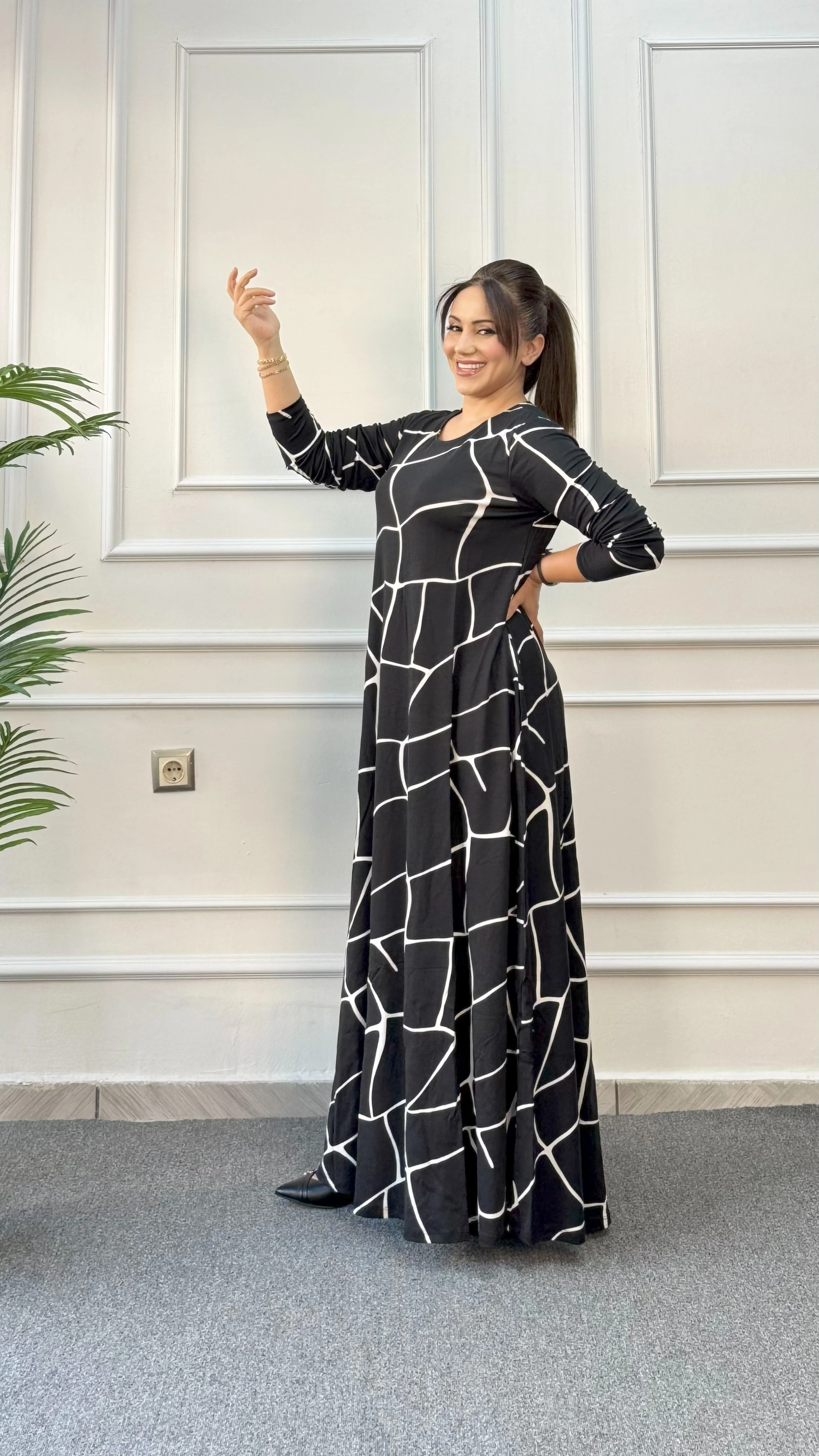 BİSİKLET YAKA SİYAH ASİMETRİK DESENLİ PENYE UZUN ELBİSE 