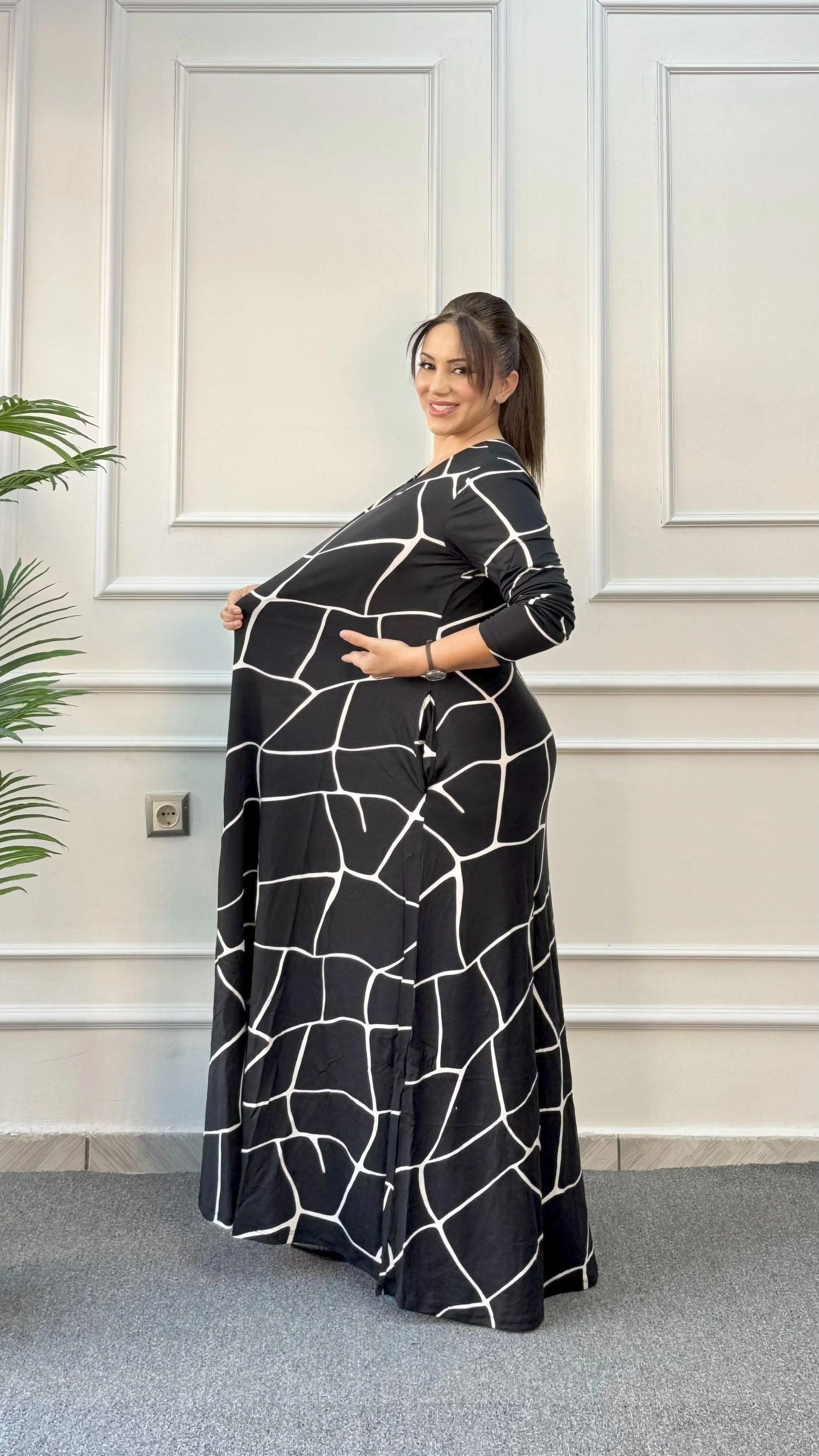 BİSİKLET YAKA SİYAH ASİMETRİK DESENLİ PENYE UZUN ELBİSE 