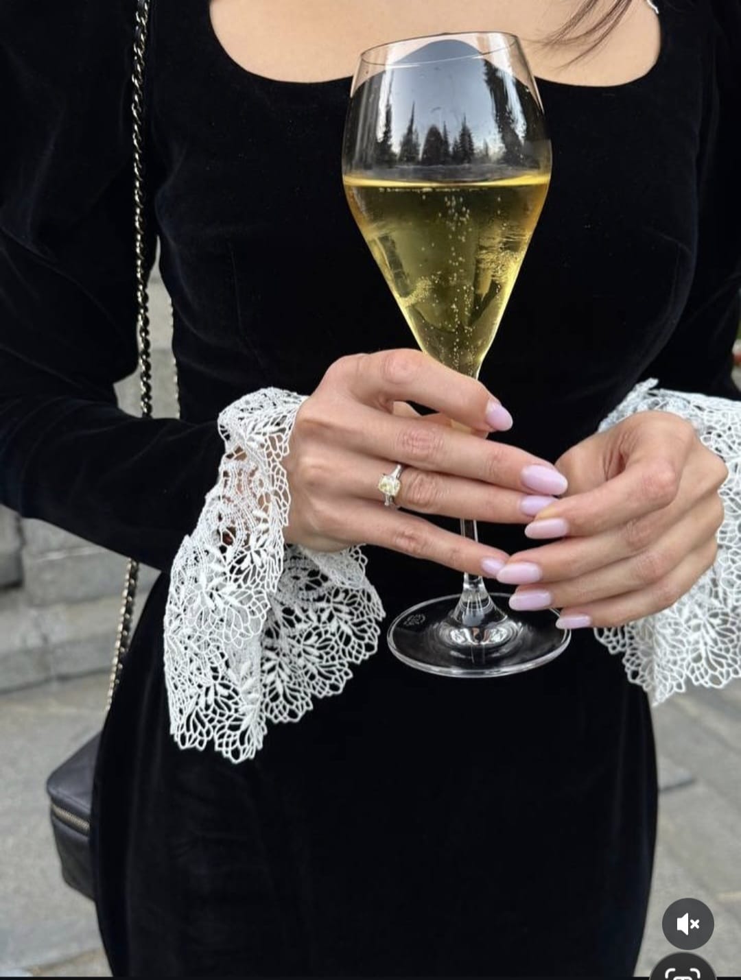 Kadife kumaş güpür detaylı elbise