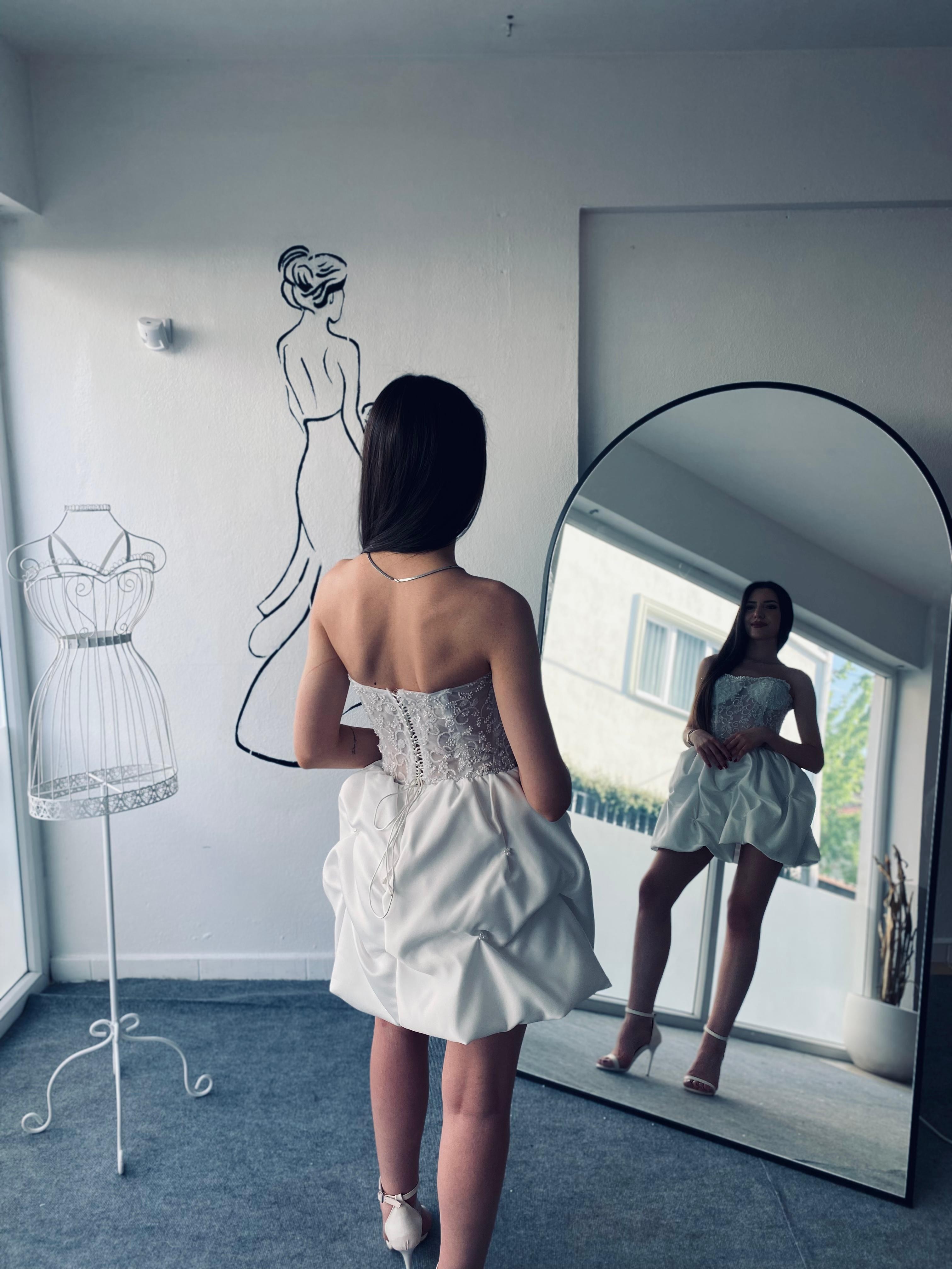 Lina – İnci İşlemeli Dantel Üstlü Mini After Party Elbisesi