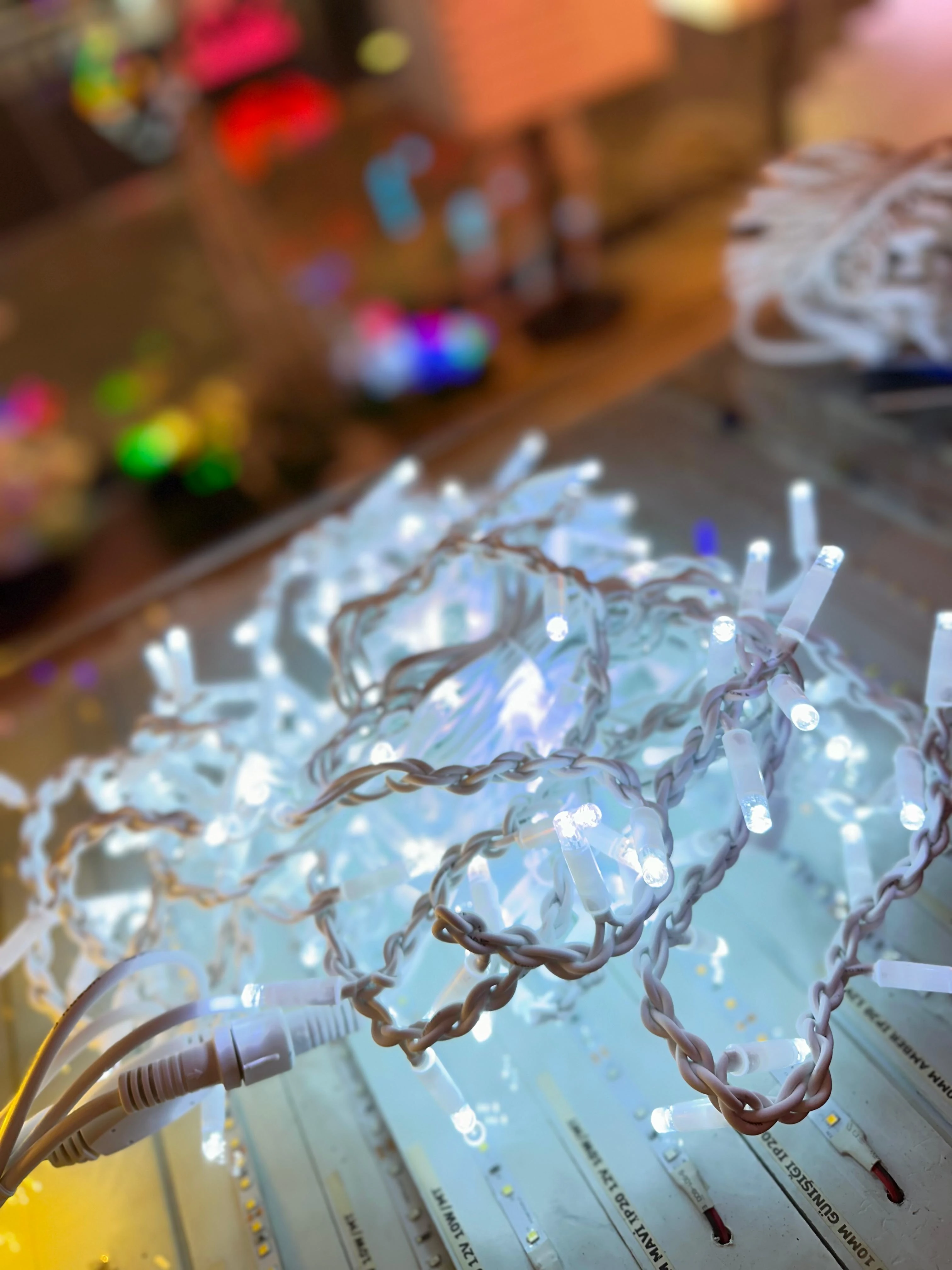 2*2METRE PERDE  LED DIŞ MEKAN İP65 YILBAŞI SÜSLEMELESİ 400 LEDLİ BEYAZ KABLO