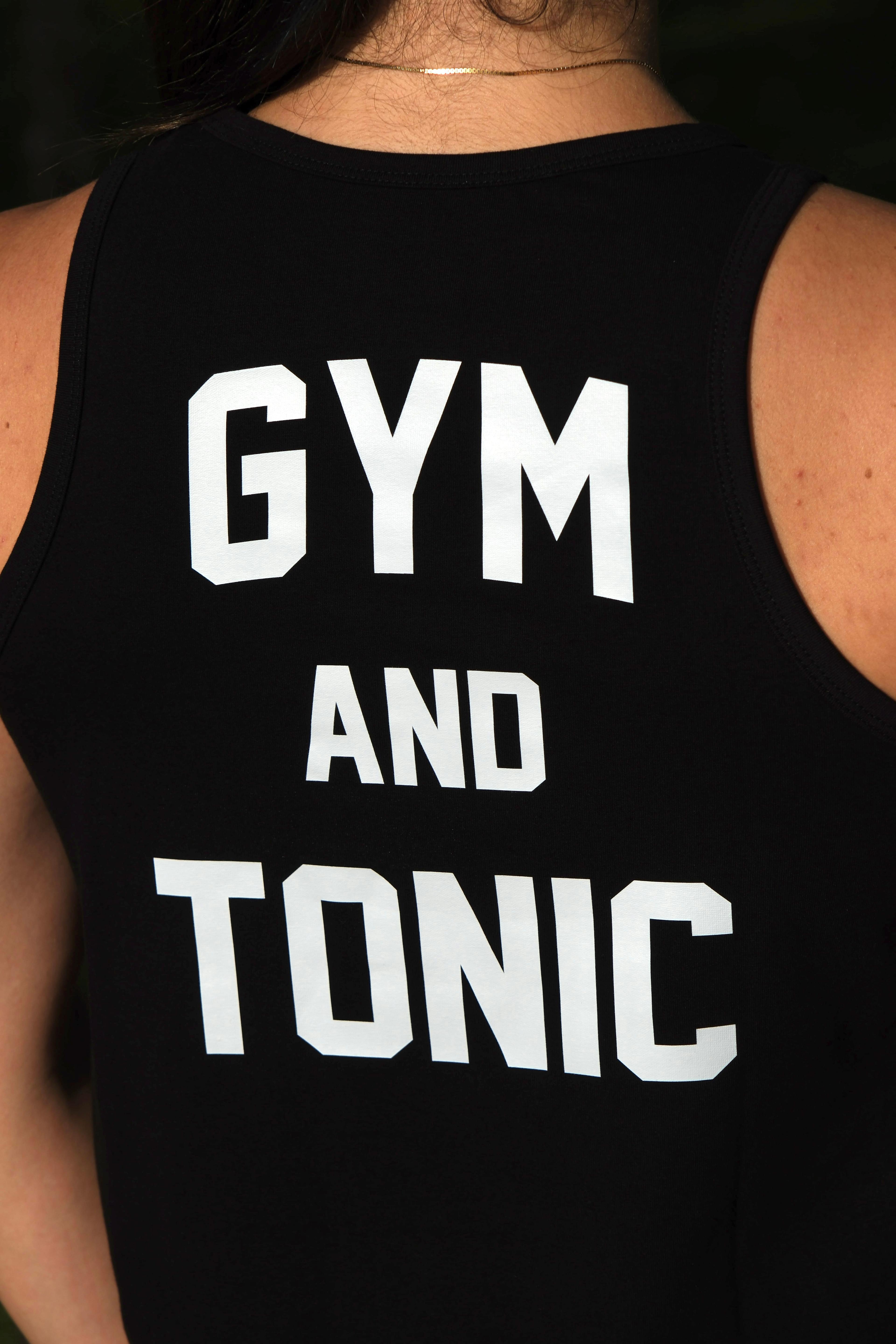 SİYAH "GYM AND TONIC" CROPPED TANK