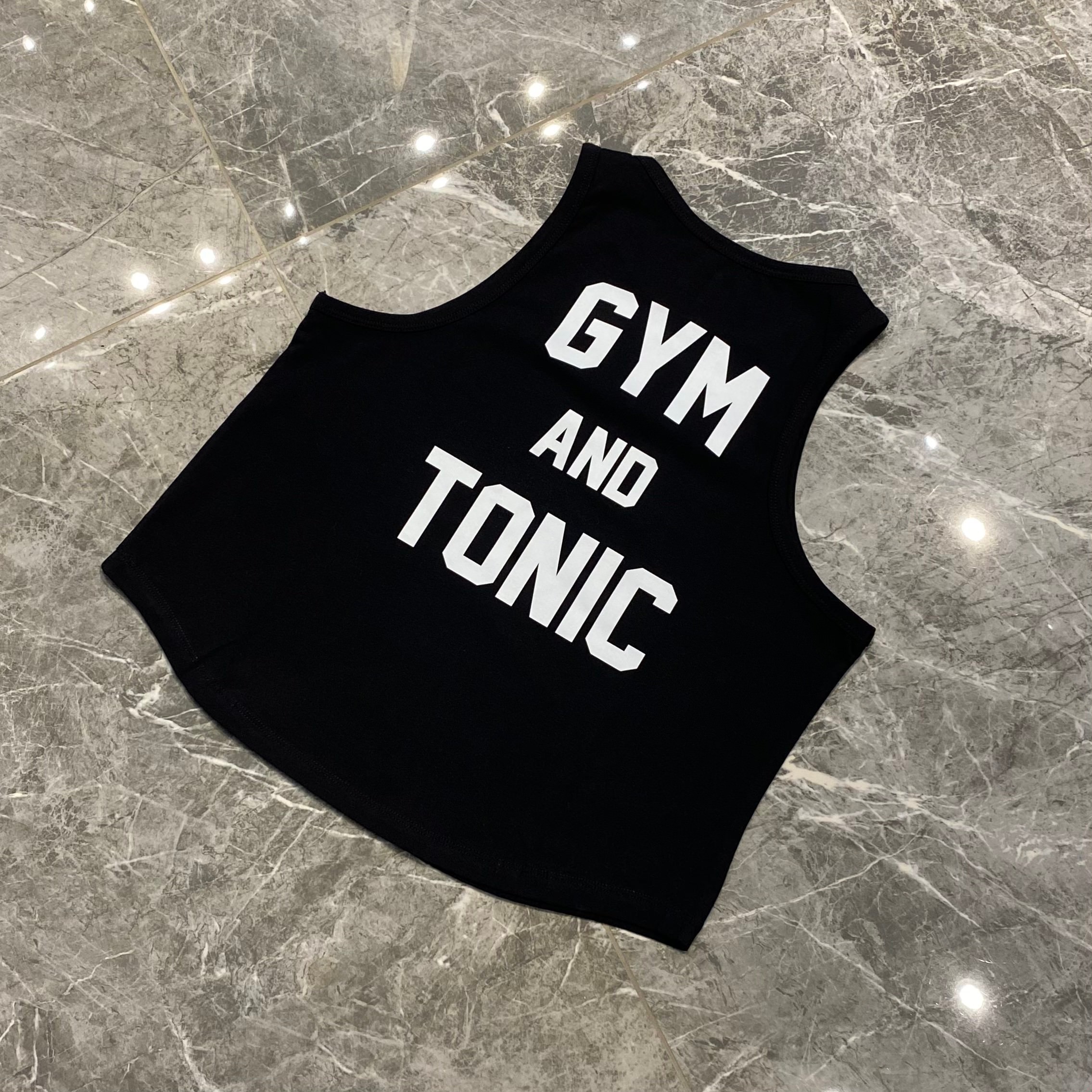 SİYAH "GYM AND TONIC" CROPPED TANK