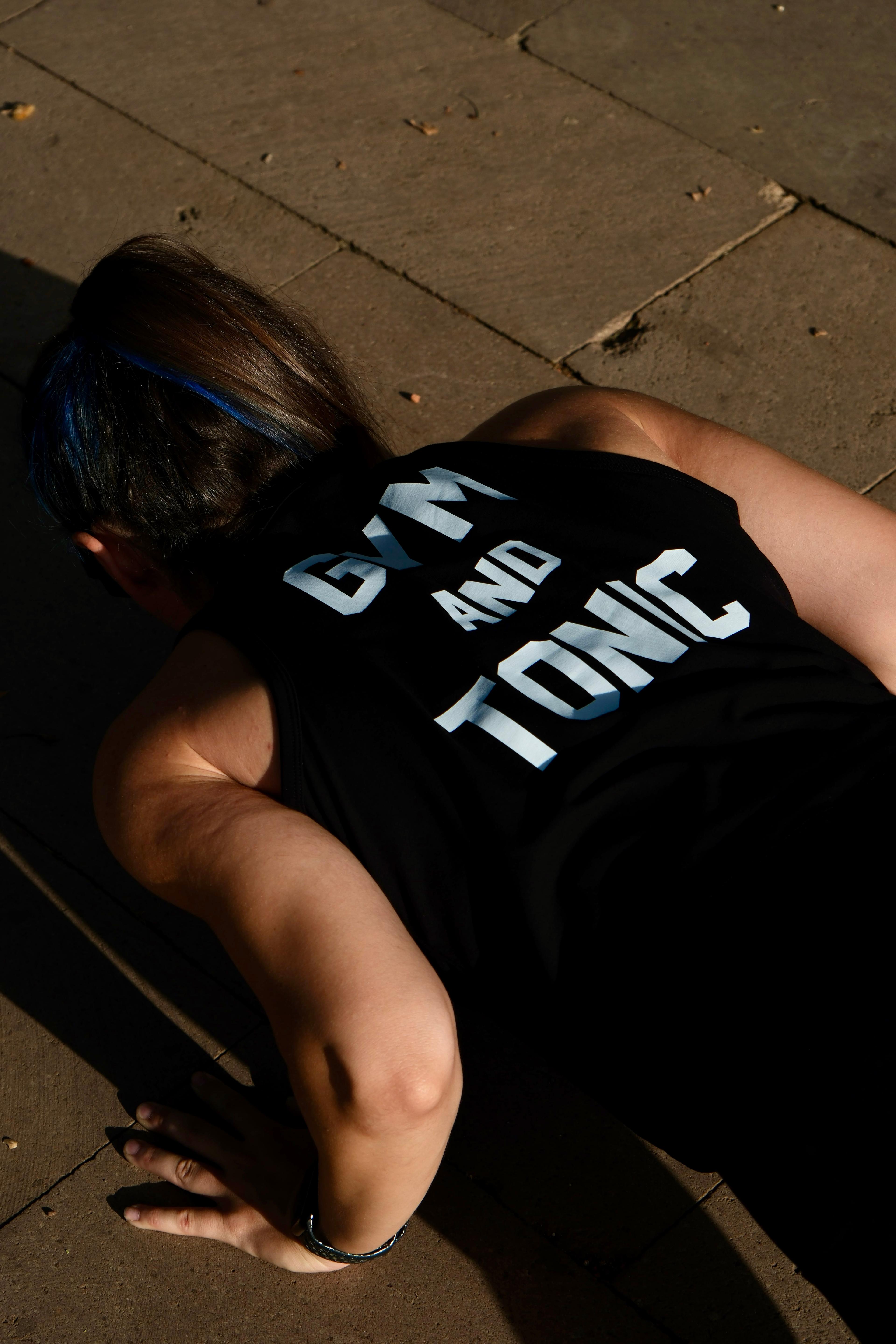 SİYAH "GYM AND TONIC" CROPPED TANK