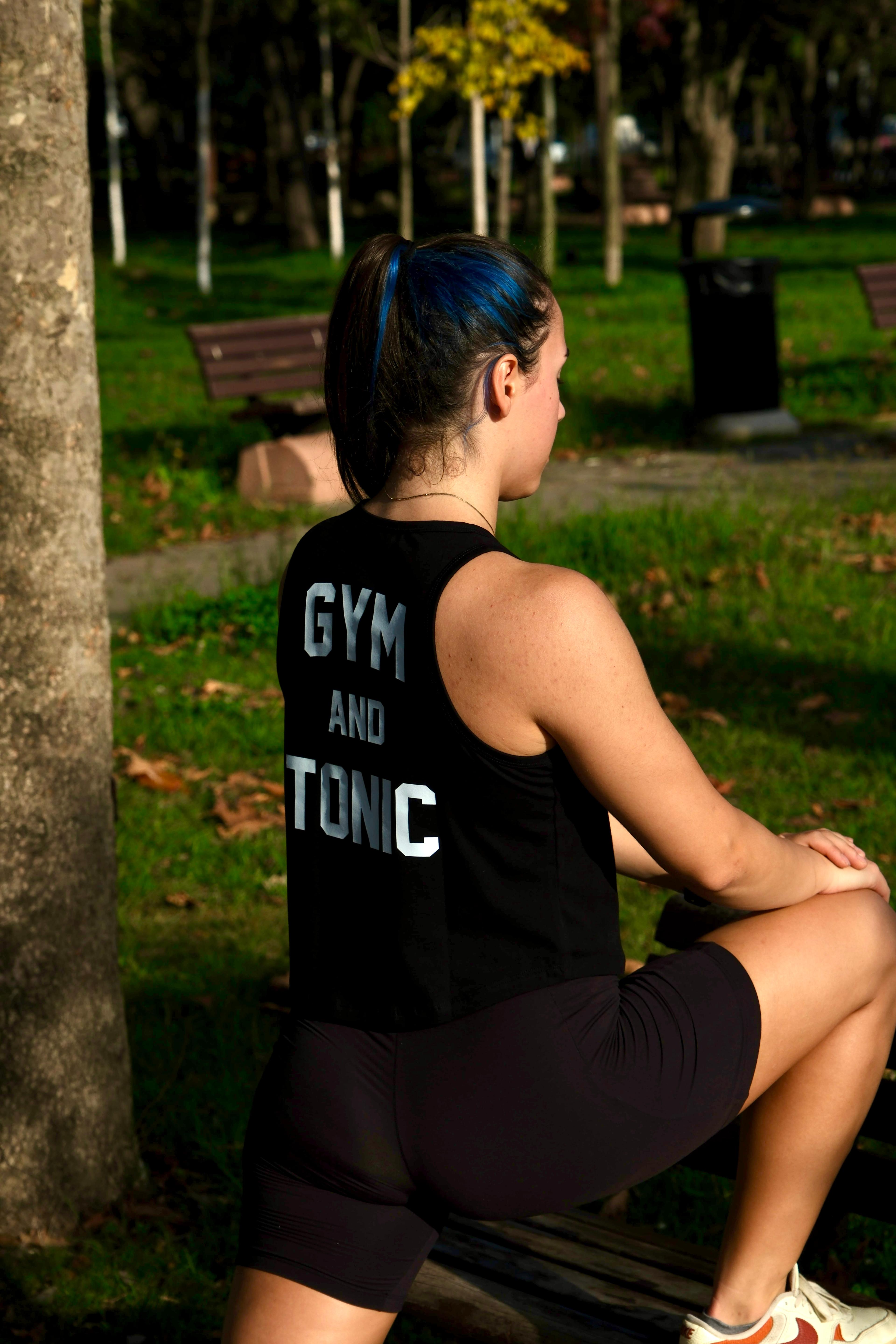 SİYAH "GYM AND TONIC" CROPPED TANK