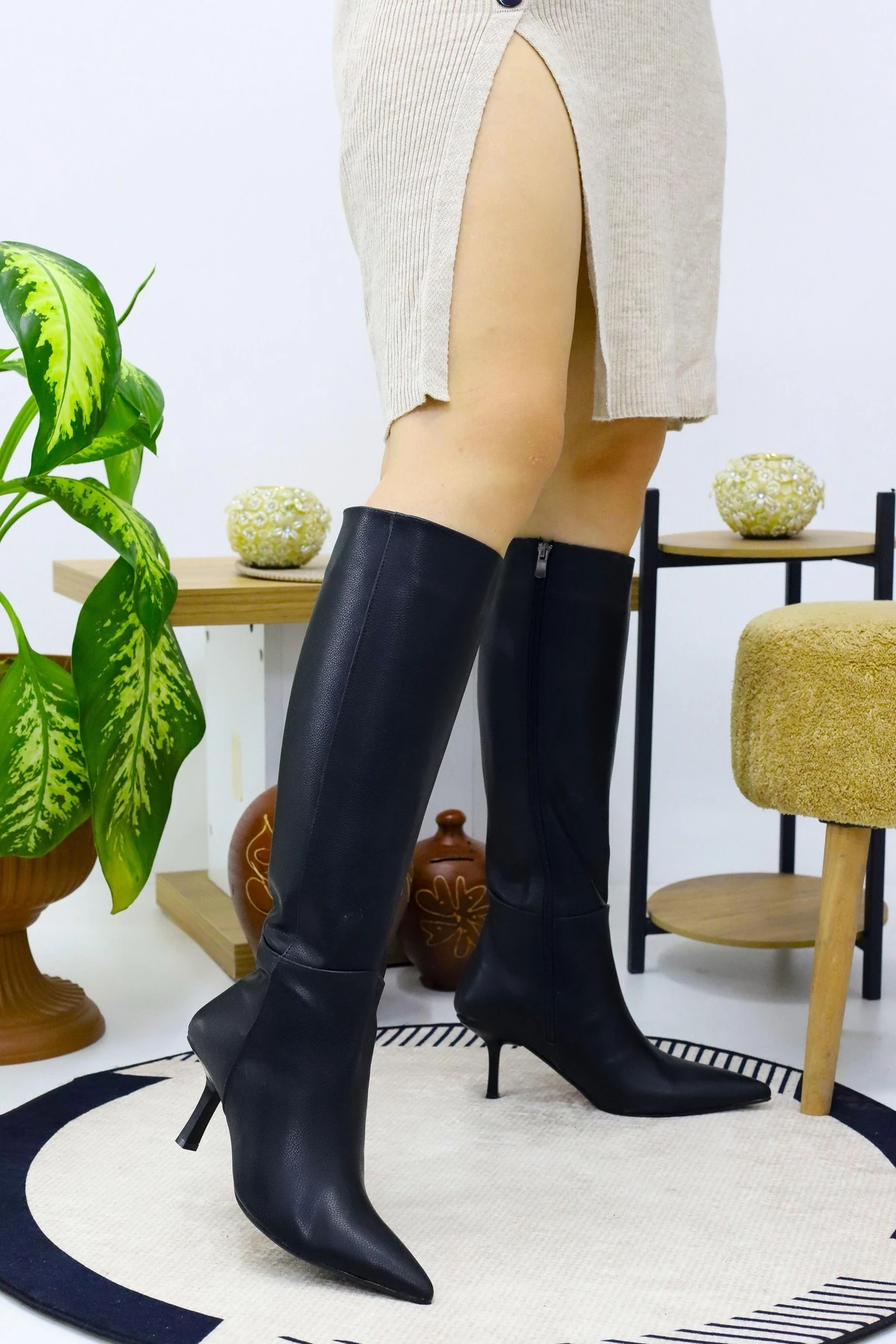 Yeni Sezon Kadın Deri Çizme – Şık ve Su Geçirmez Tasarım