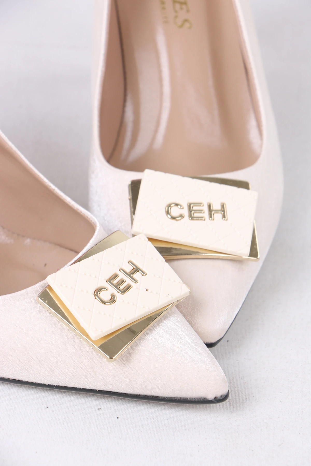 Üst Kalite Saten İnce Topuklu Kadın Ayakkabı – Zarif Logolu Abiye ve Günlük Kullanıma Uygun 7cm