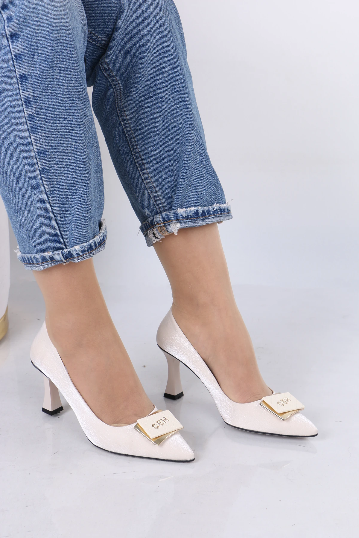 Üst Kalite Saten İnce Topuklu Kadın Ayakkabı – Zarif Logolu Abiye ve Günlük Kullanıma Uygun 7cm