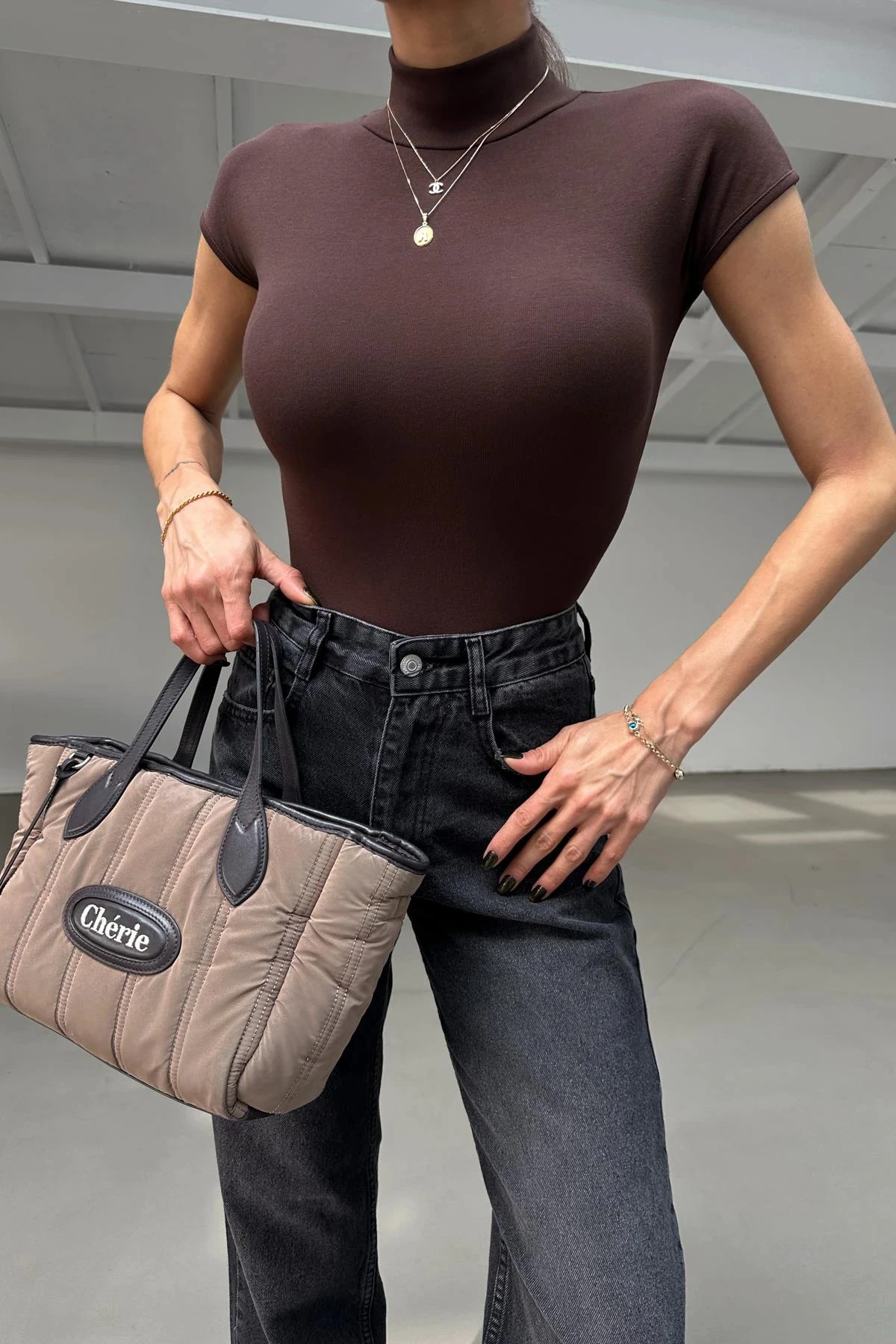 Dik Yaka Kahve Kolsuz Bluz