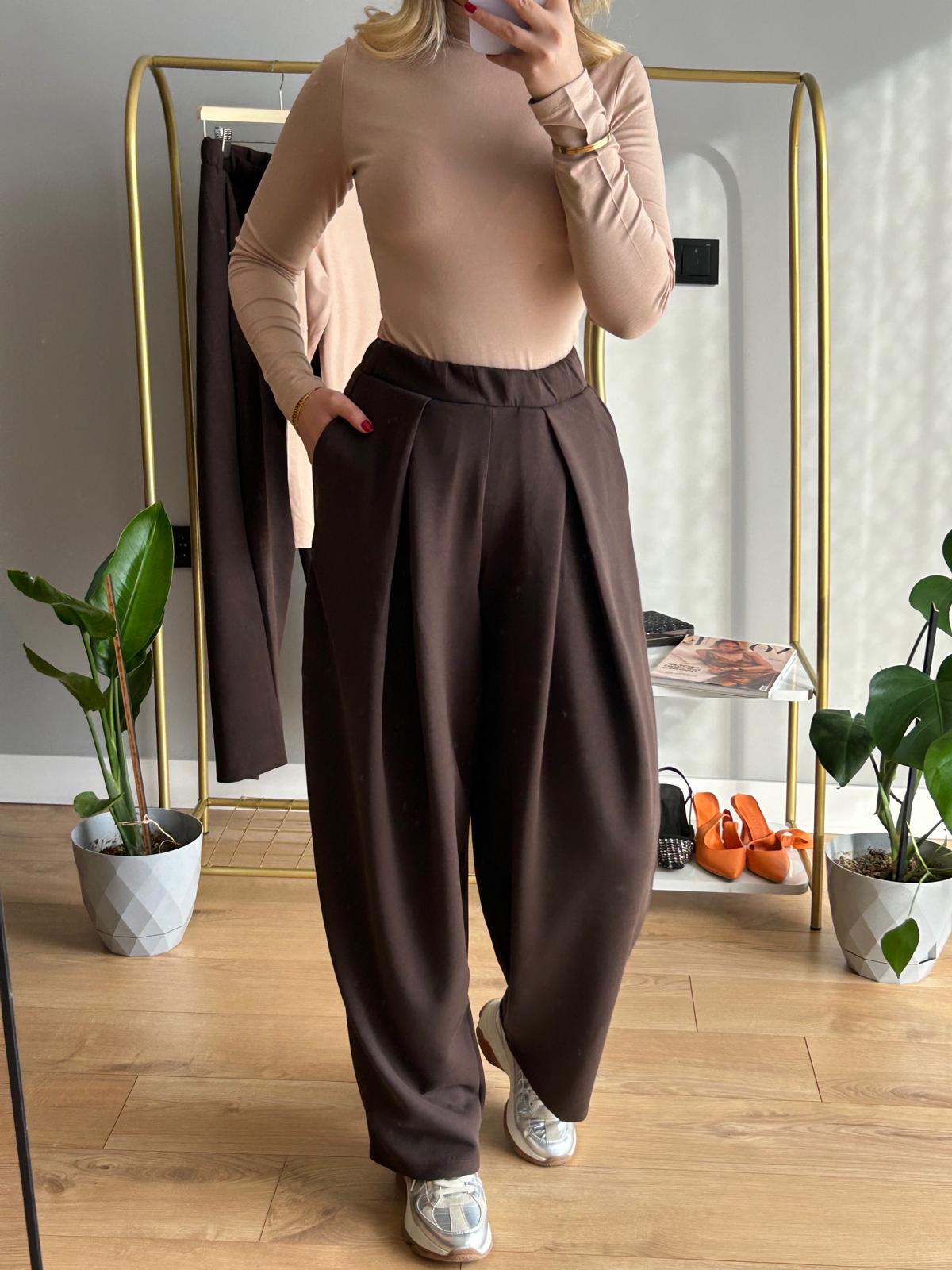 Önü Pileli ve Yumuşak Dokulu Geniş Paça Pantolon