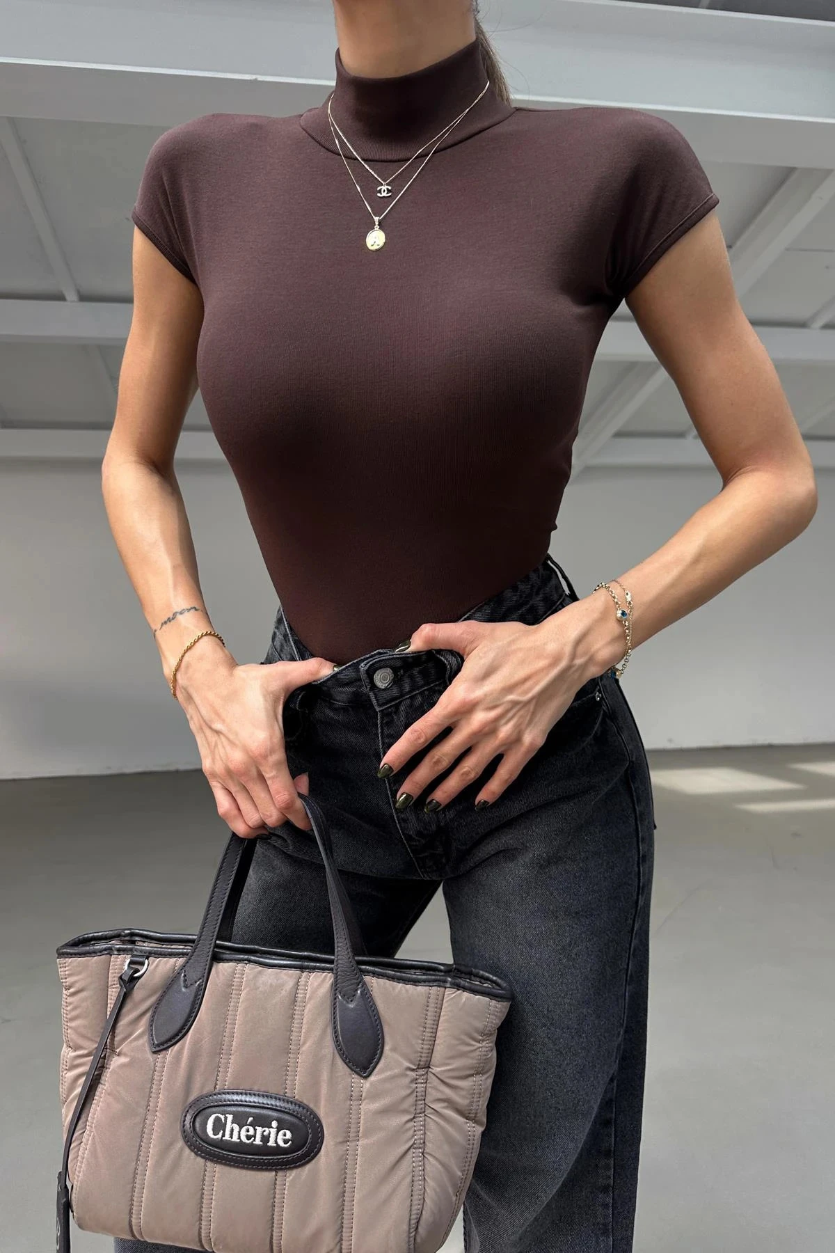 Dik Yaka Kahve Kolsuz Bluz