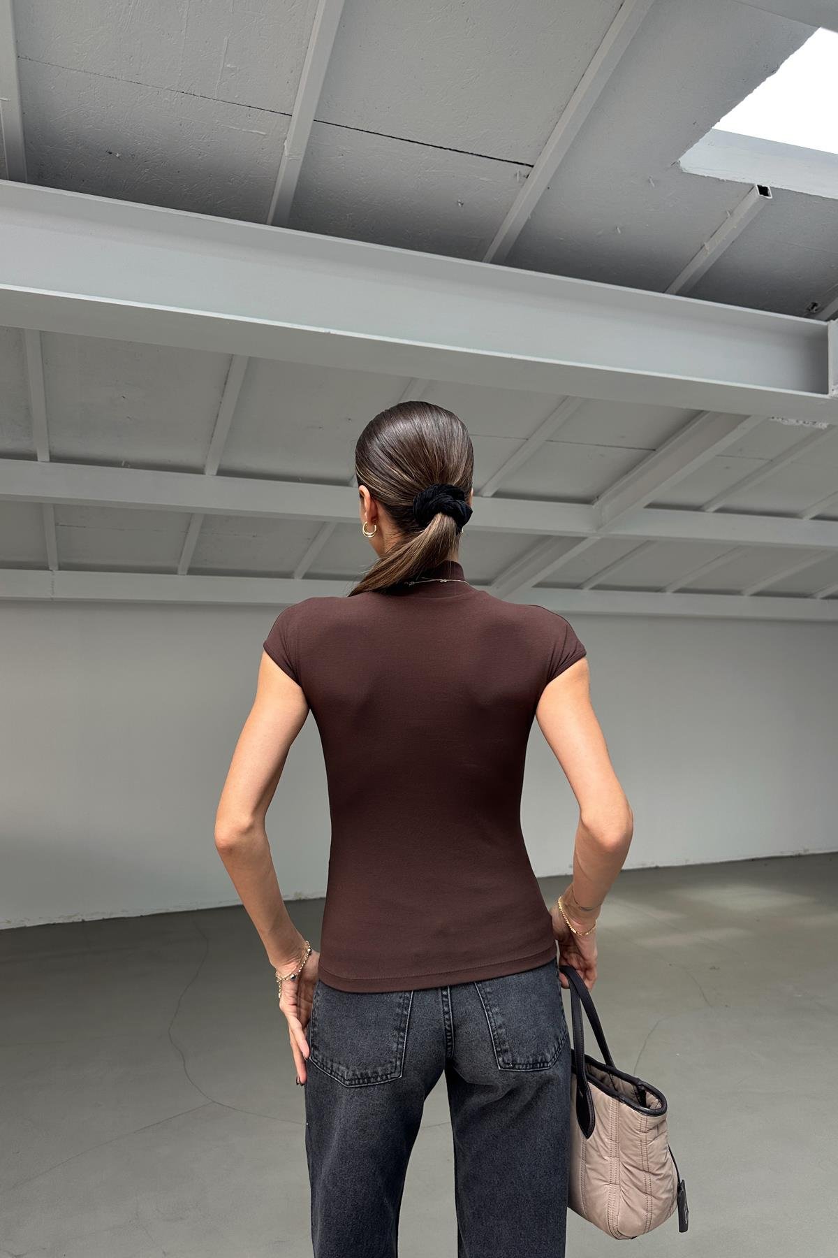 Dik Yaka Kahve Kolsuz Bluz