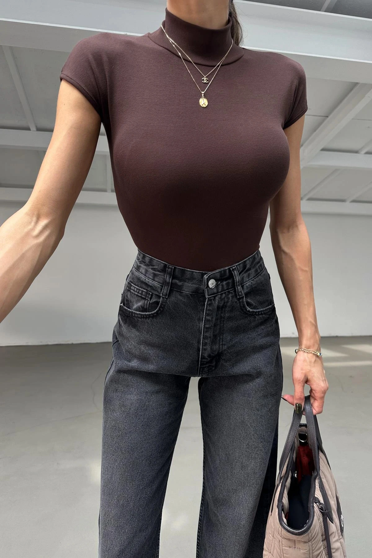 Dik Yaka Kahve Kolsuz Bluz