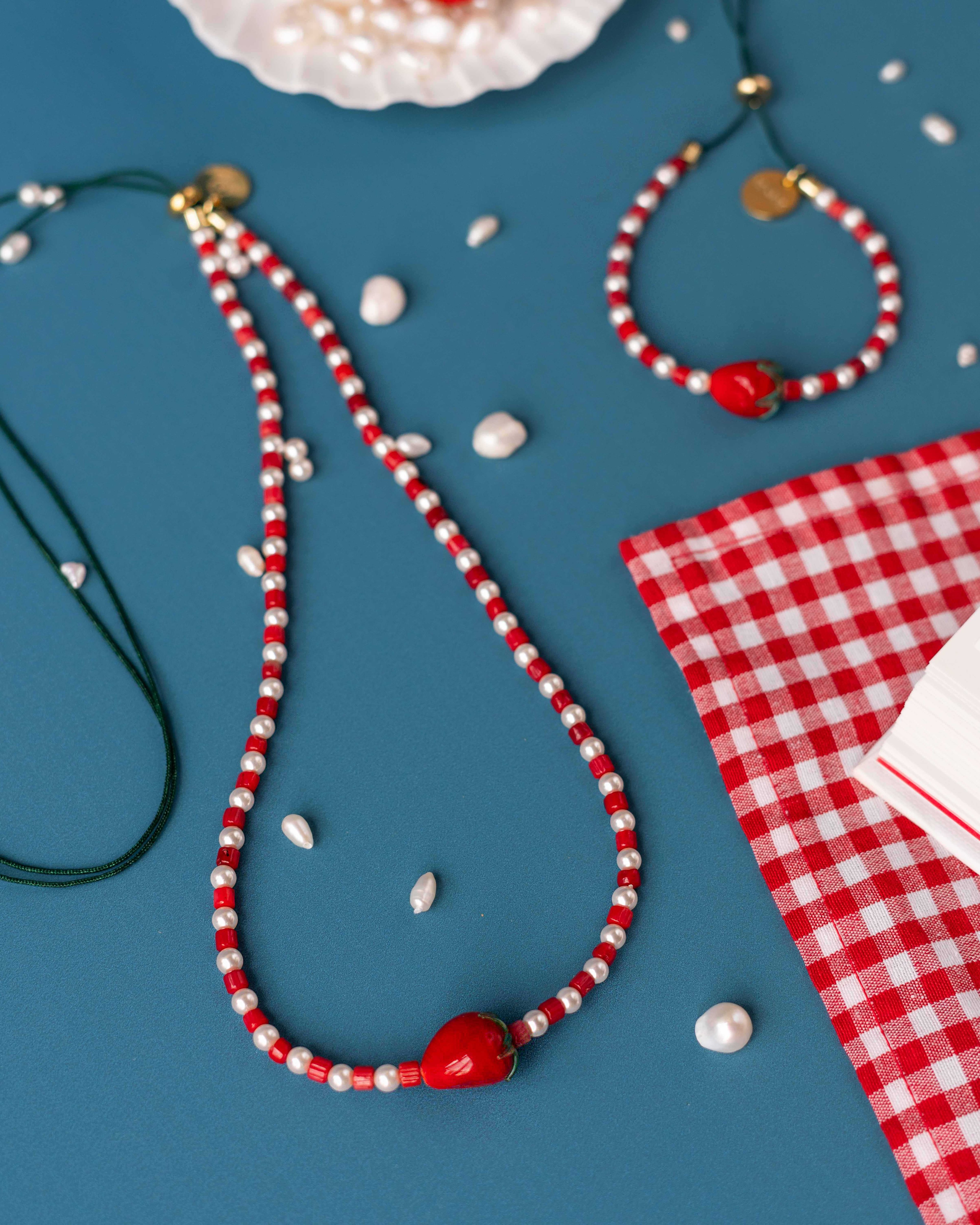 SINGLE STRAWBERRY STRIPED NECKLACE