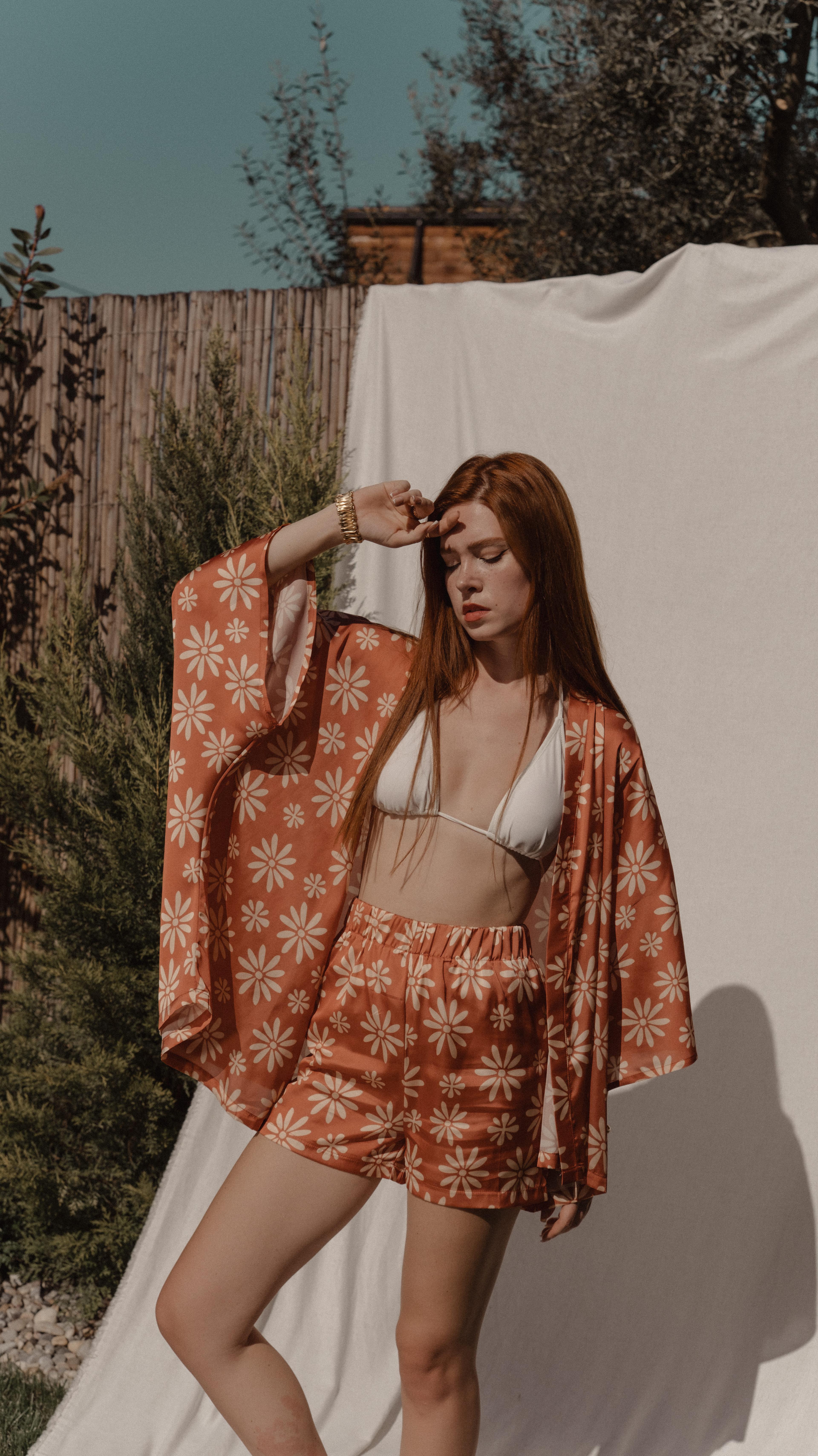 Turuncu Çiçek Desenli Saten Oversize Kimono