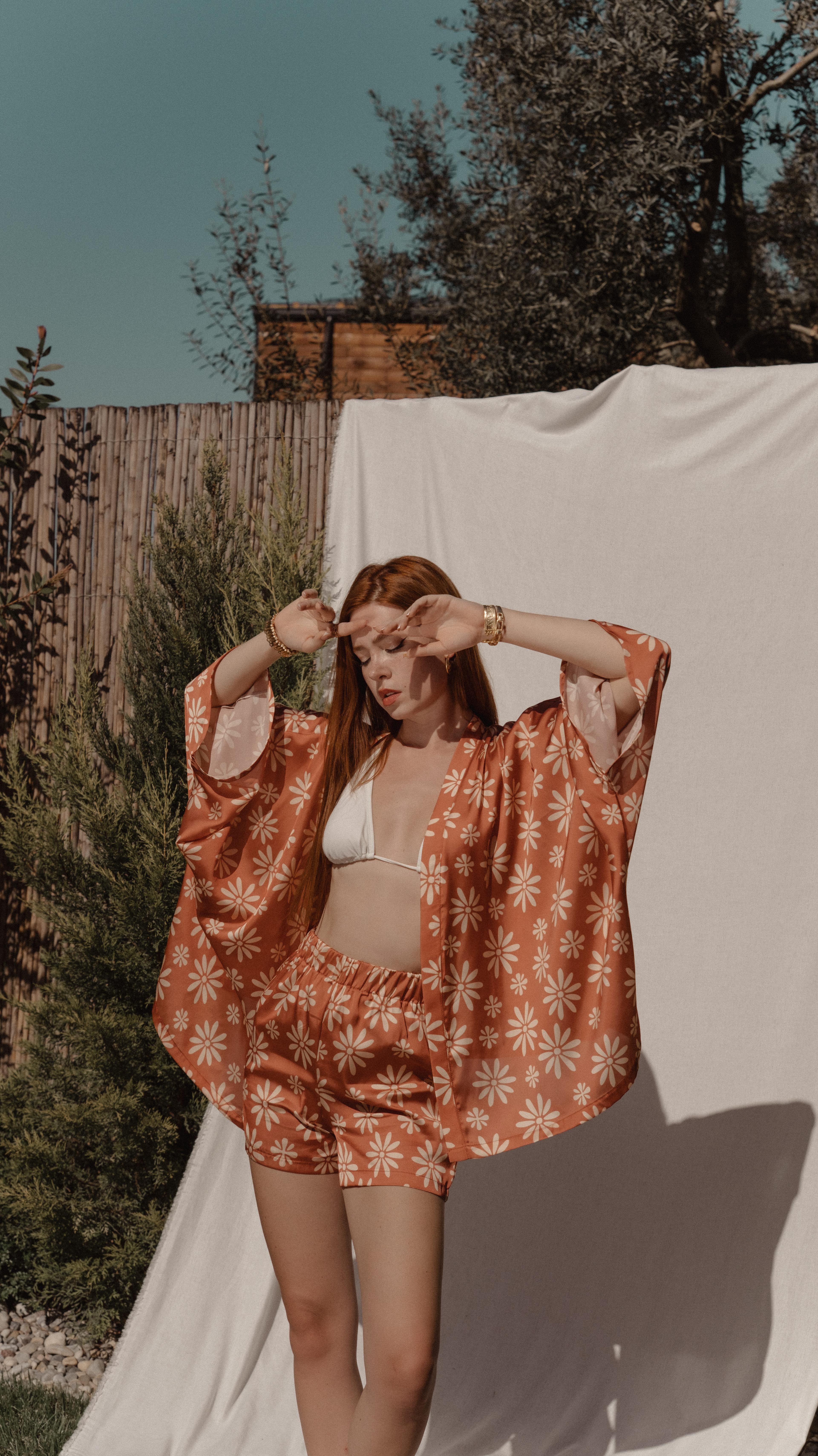 Turuncu Çiçek Desenli Saten Oversize Kimono