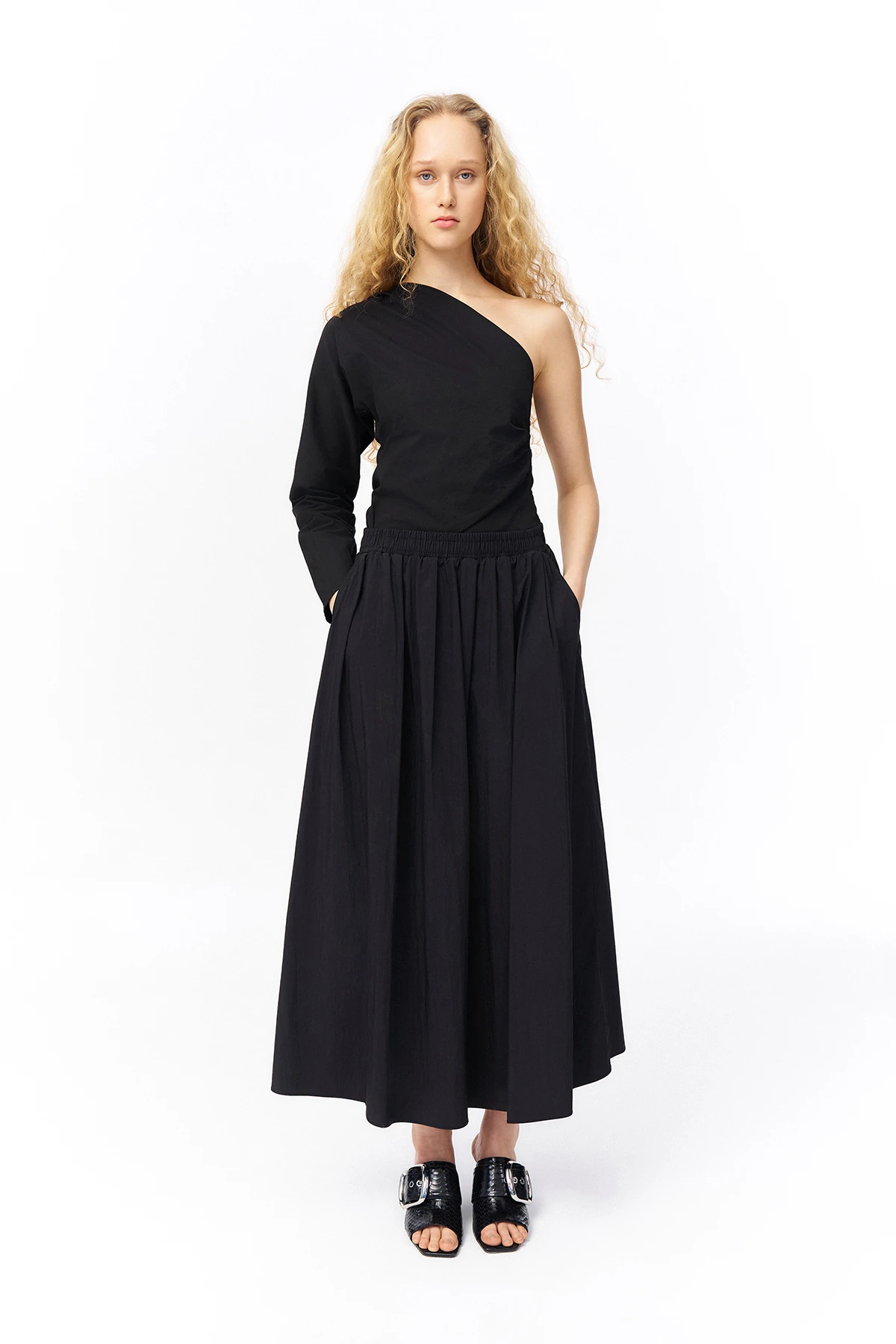 Quzu Pile Detaylı Teknik Kumaş Midi Etek Siyah