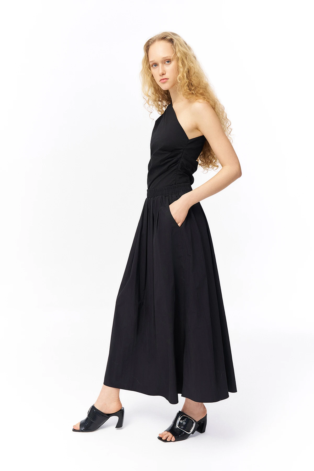 Quzu Pile Detaylı Teknik Kumaş Midi Etek Siyah