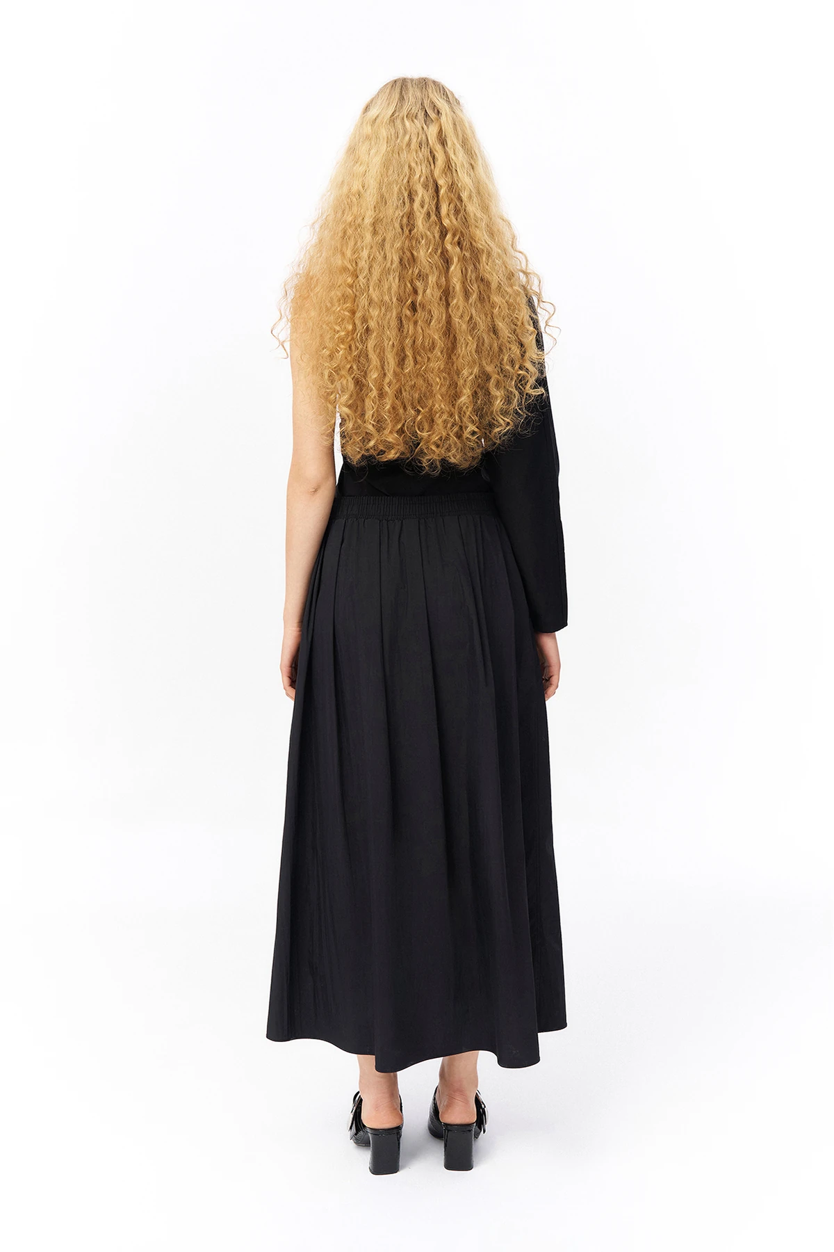 Quzu Pile Detaylı Teknik Kumaş Midi Etek Siyah