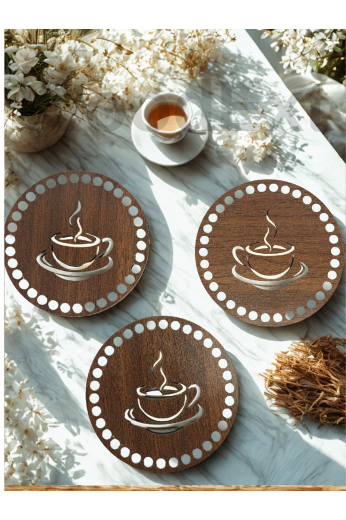 Örülebilir Ahşap Bardak Altlığı . Kenarları delikli. 1 adet, 12 Cm Çapında