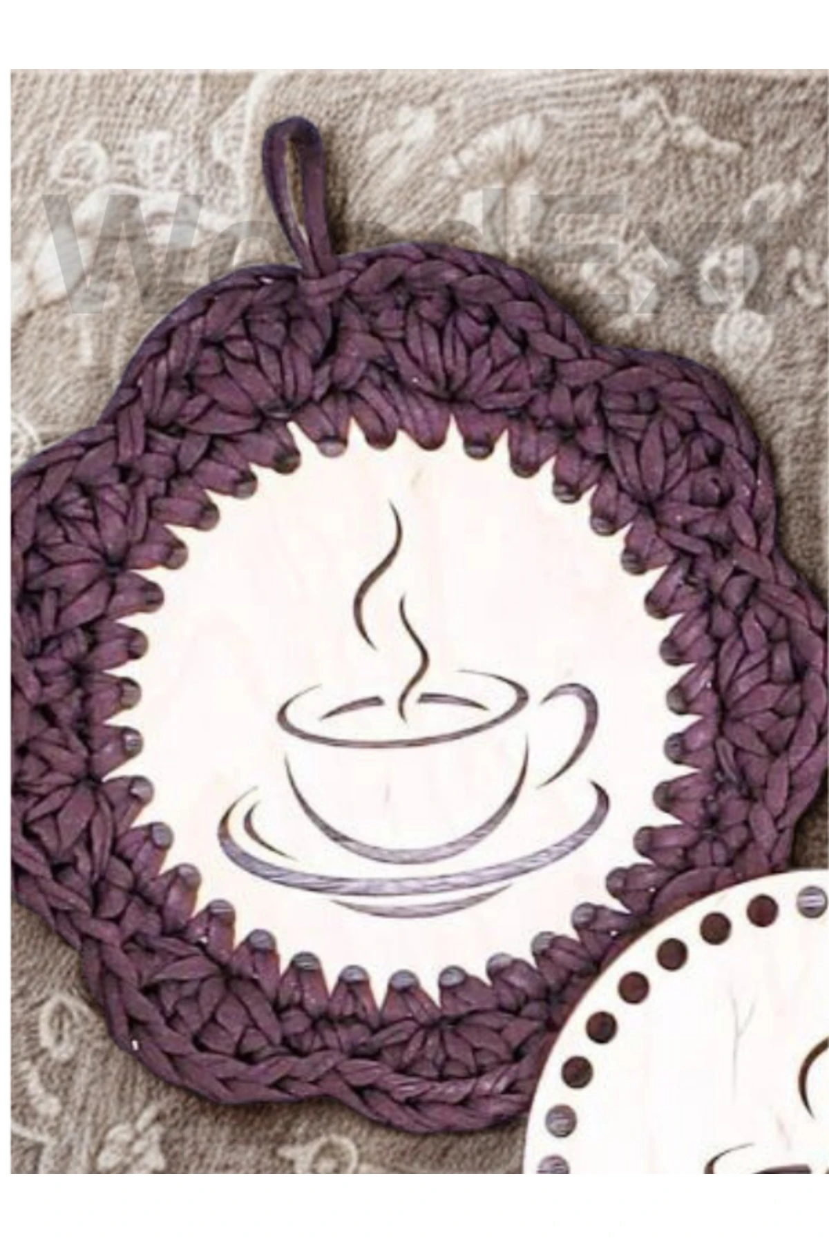 Örülebilir Ahşap Bardak Altlığı . Kenarları delikli. 1 adet, 12 Cm Çapında