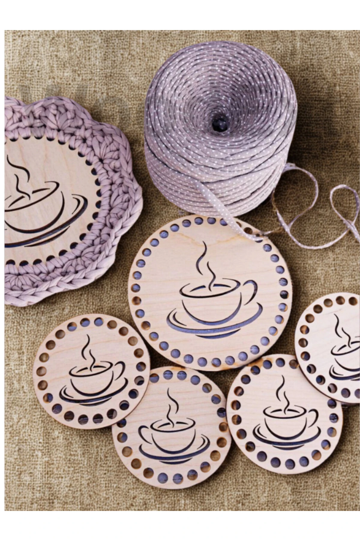 Örülebilir Ahşap Bardak Altlığı . Kenarları delikli. 1 adet, 12 Cm Çapında