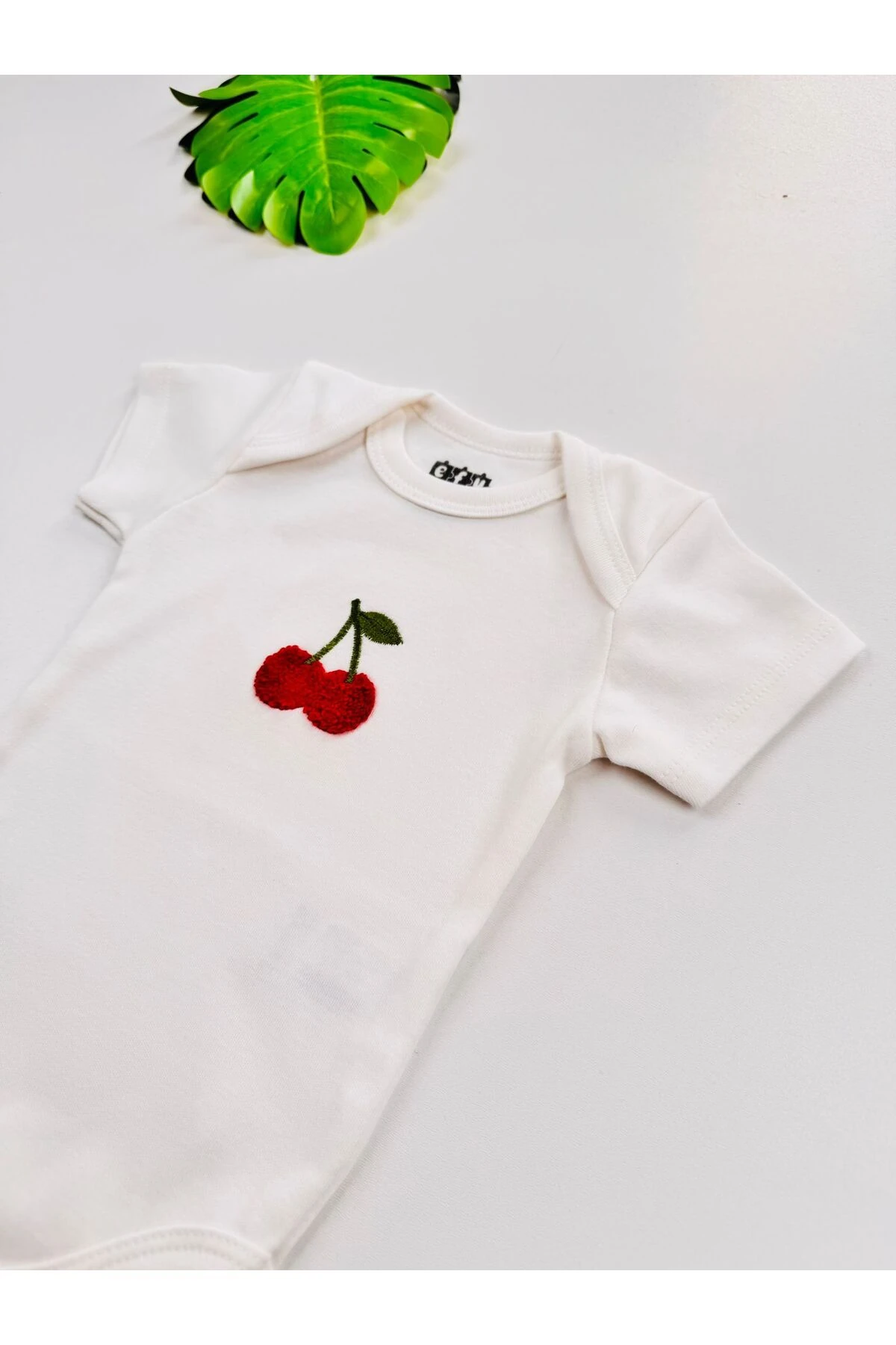 Kiraz Süzene Nakışlı Çıt Çıtlı Kız Bebek Kısa Kol Body Zıbın