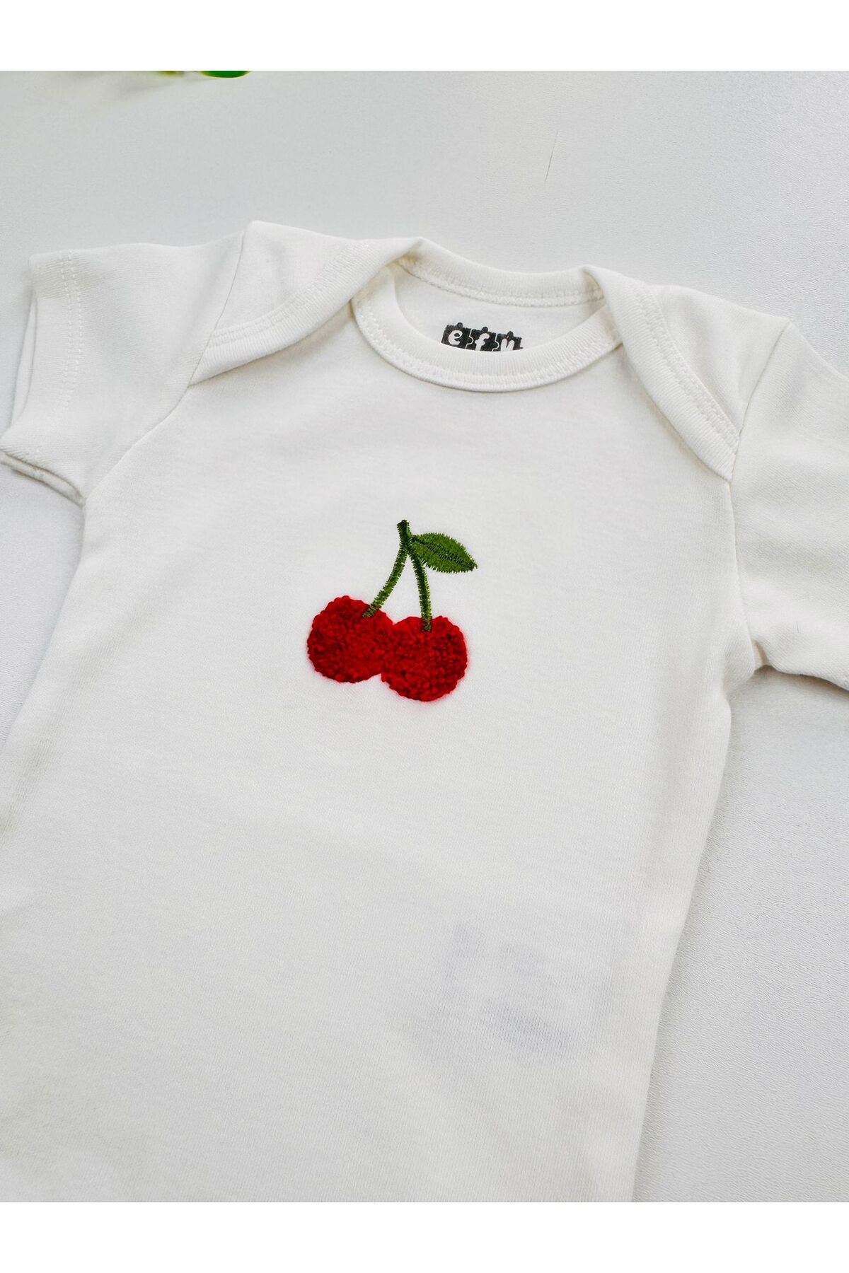 Kiraz Süzene Nakışlı Çıt Çıtlı Kız Bebek Kısa Kol Body Zıbın