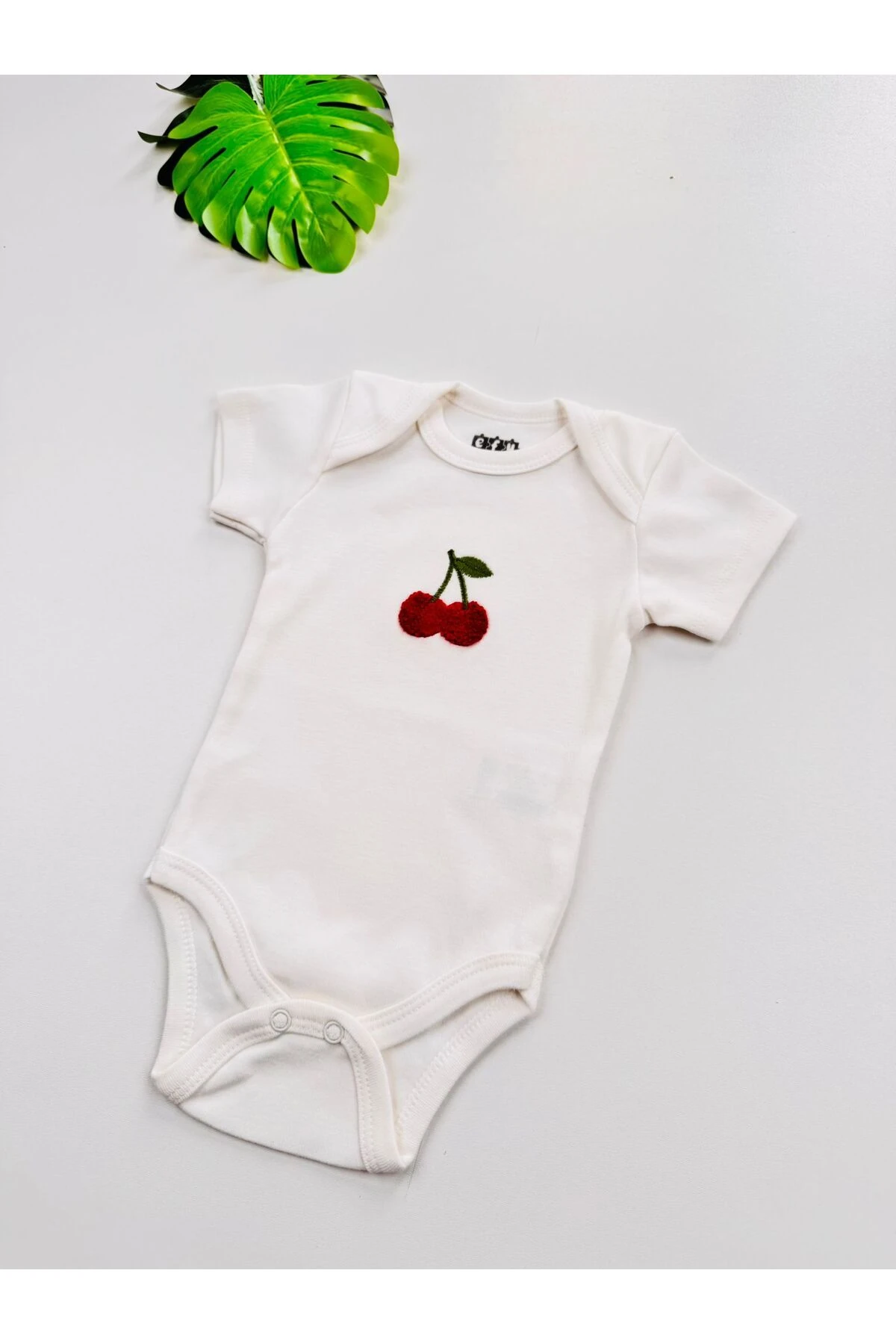 Kiraz Süzene Nakışlı Çıt Çıtlı Kız Bebek Kısa Kol Body Zıbın