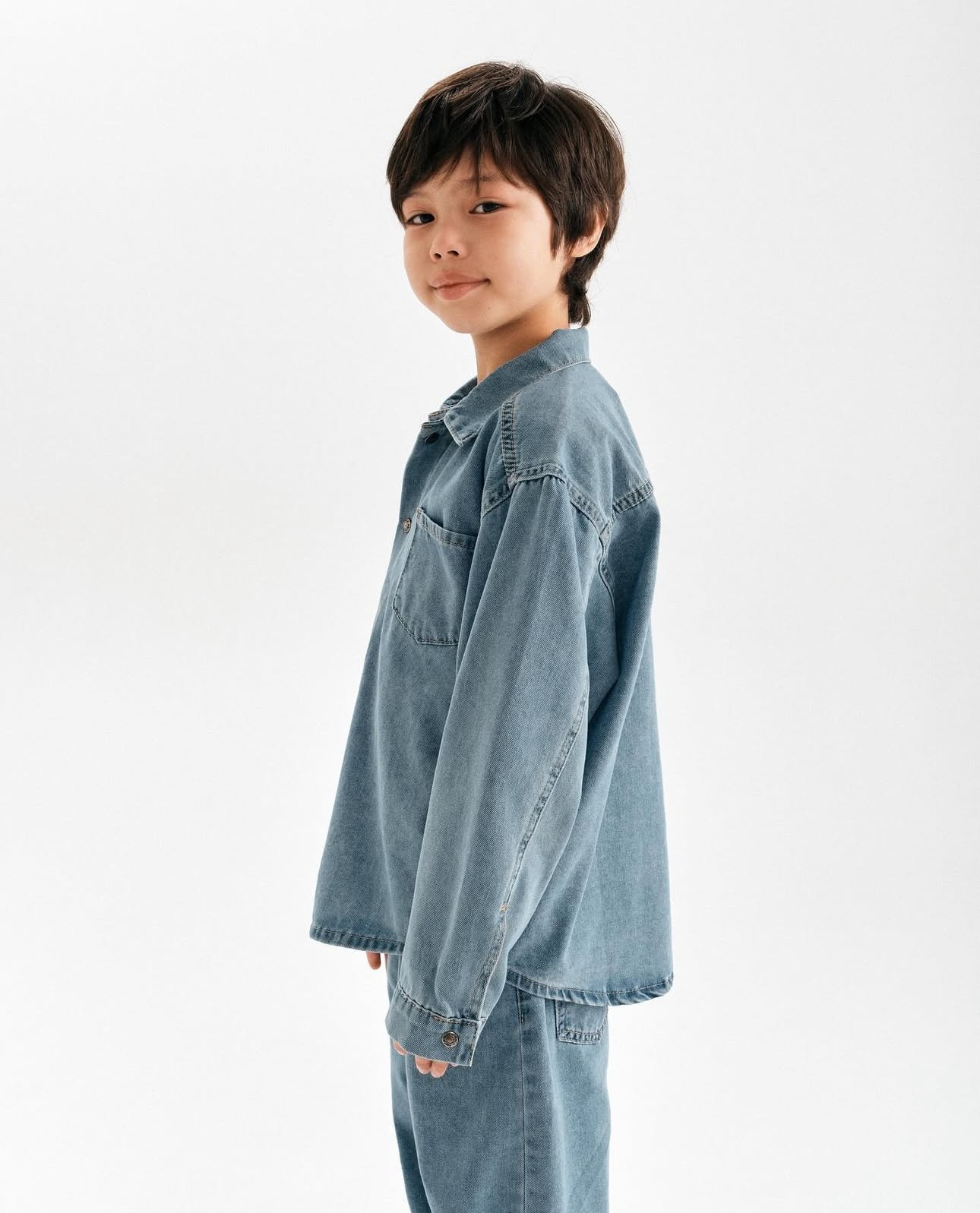 1–7 Yaş Unisex Oversize Açık Mavi Denim Gömlek – Çıtçıtlı