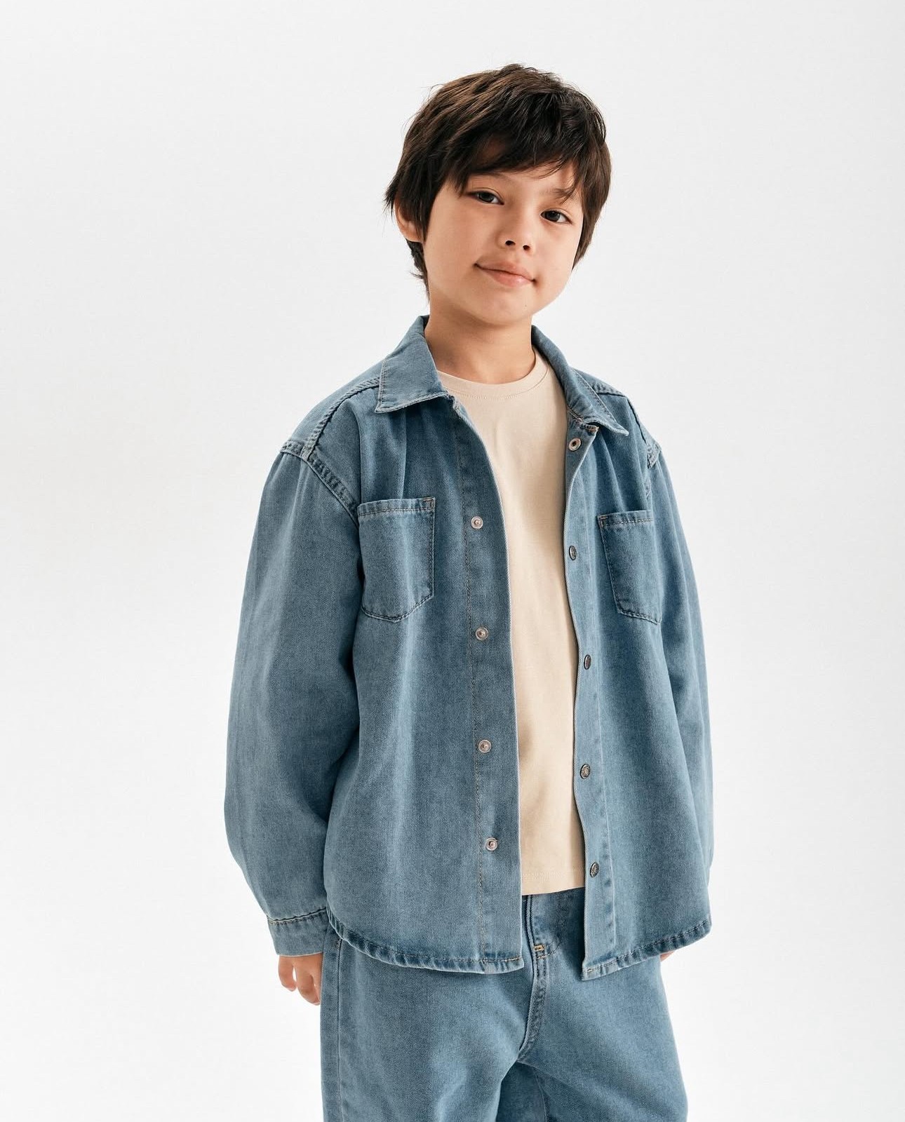 1–7 Yaş Unisex Oversize Açık Mavi Denim Gömlek – Çıtçıtlı