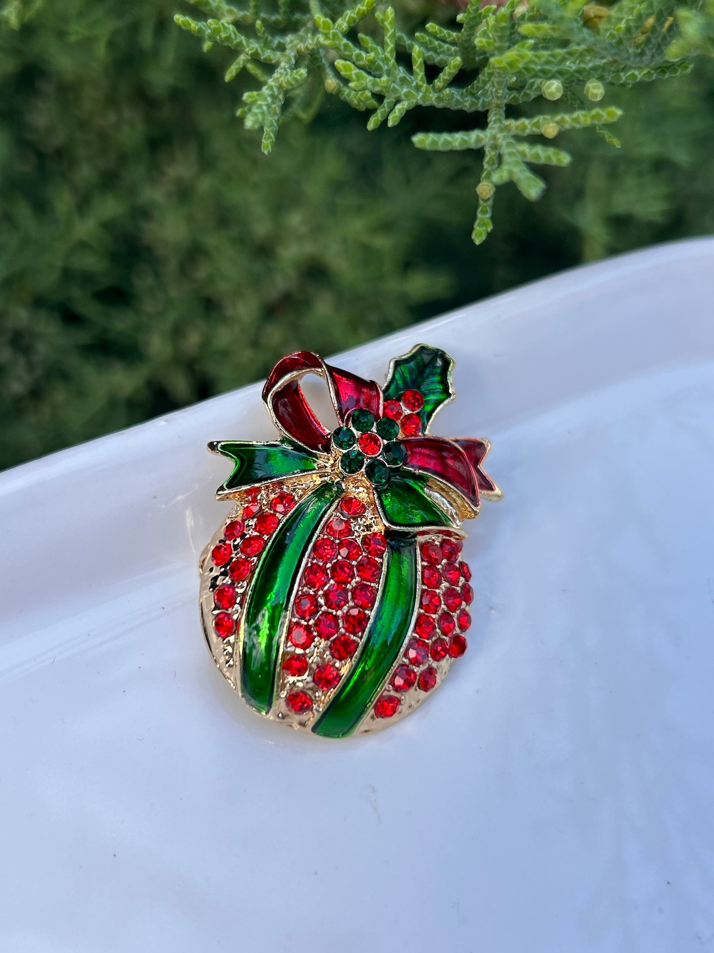 BYM 9004 Gold Kırmızı Zirkon Taşlı Ananas Model Kadın Broş Yaka İğnesi
