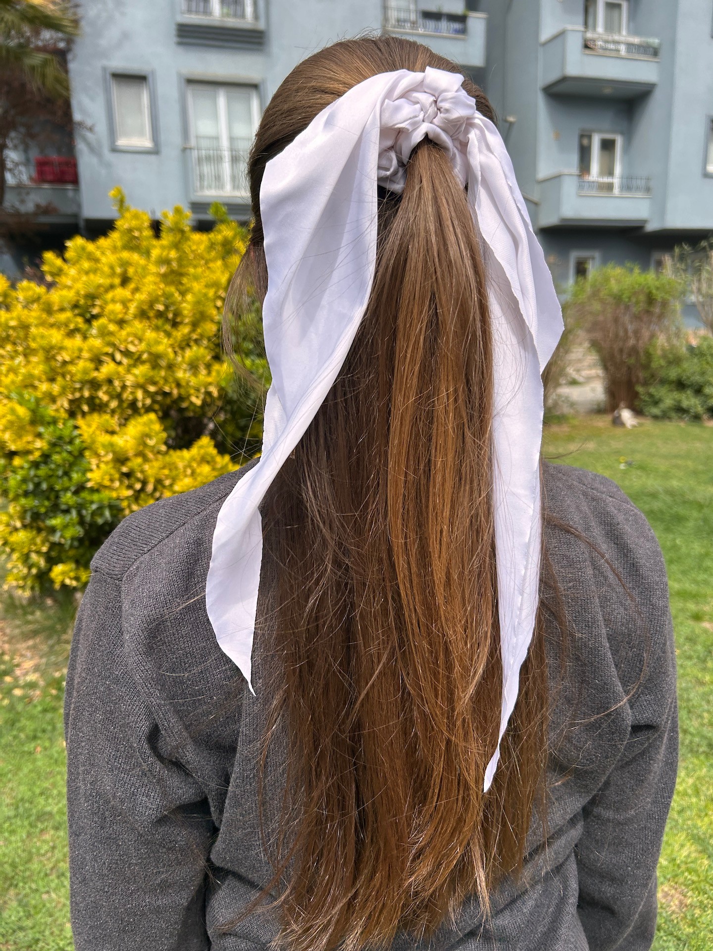 Saten Beyaz Fular Modeli Kadın Lastikli Saç Tokası