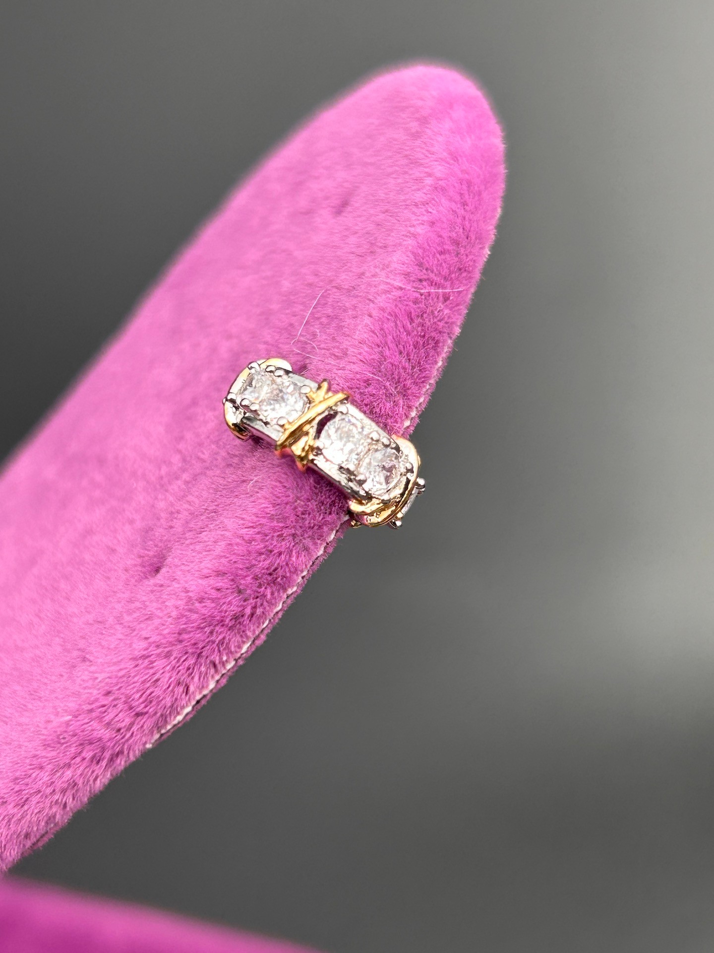 BYM391 Çelik Full Zirkon Taşlı 0.5 cm Silver Sıkıştırmalı Kadın Kıkırdak Küpe Günlük Abiye