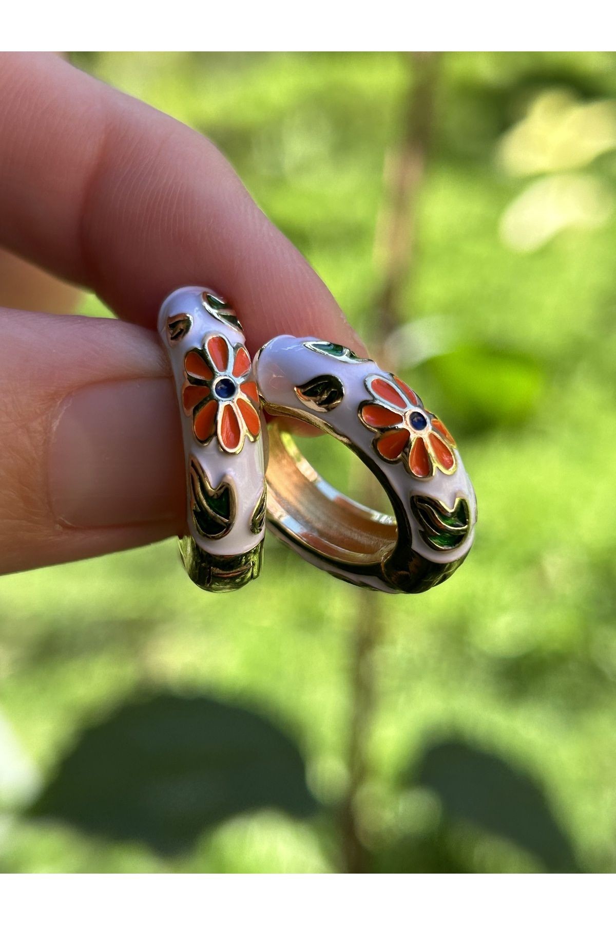 BYM313 Vintage Çiçek Desenli Mineli Beyaz Halka Model Kadın Çelik Küpe