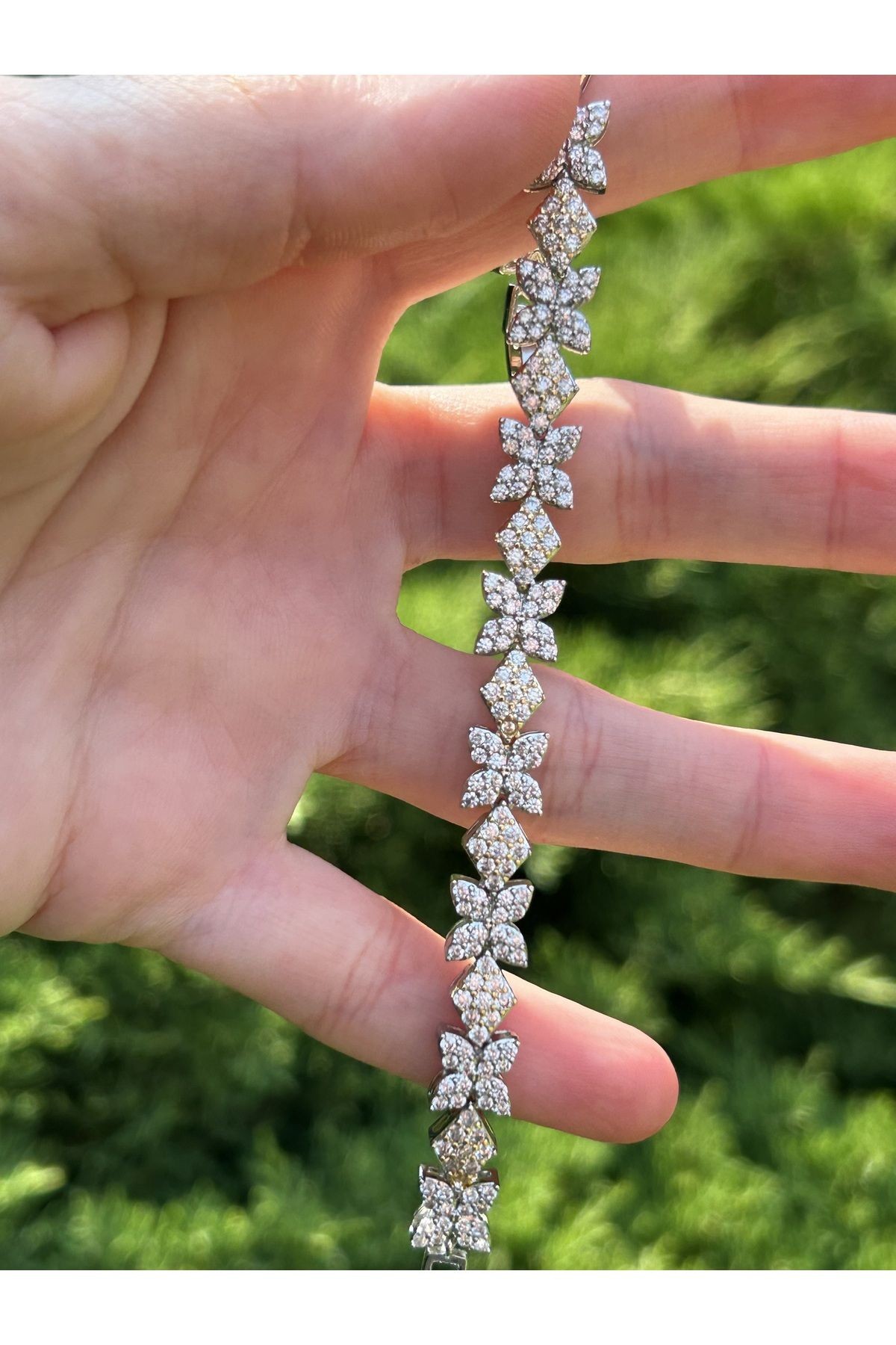 BYM012 A Kalite Gümüş Renkli Çelik Taşlı Çiçek Motifli Künye Bileklik