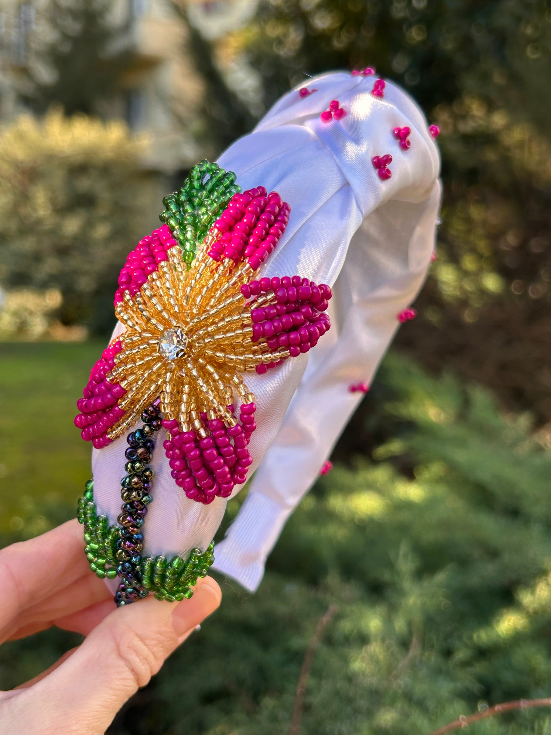 BYM2023 Beyaz Saten Üzeri Hibisküs Çiçek Desenli Boncuk İşlemeli El Yapımı Abiye Kadın Saç Tacı