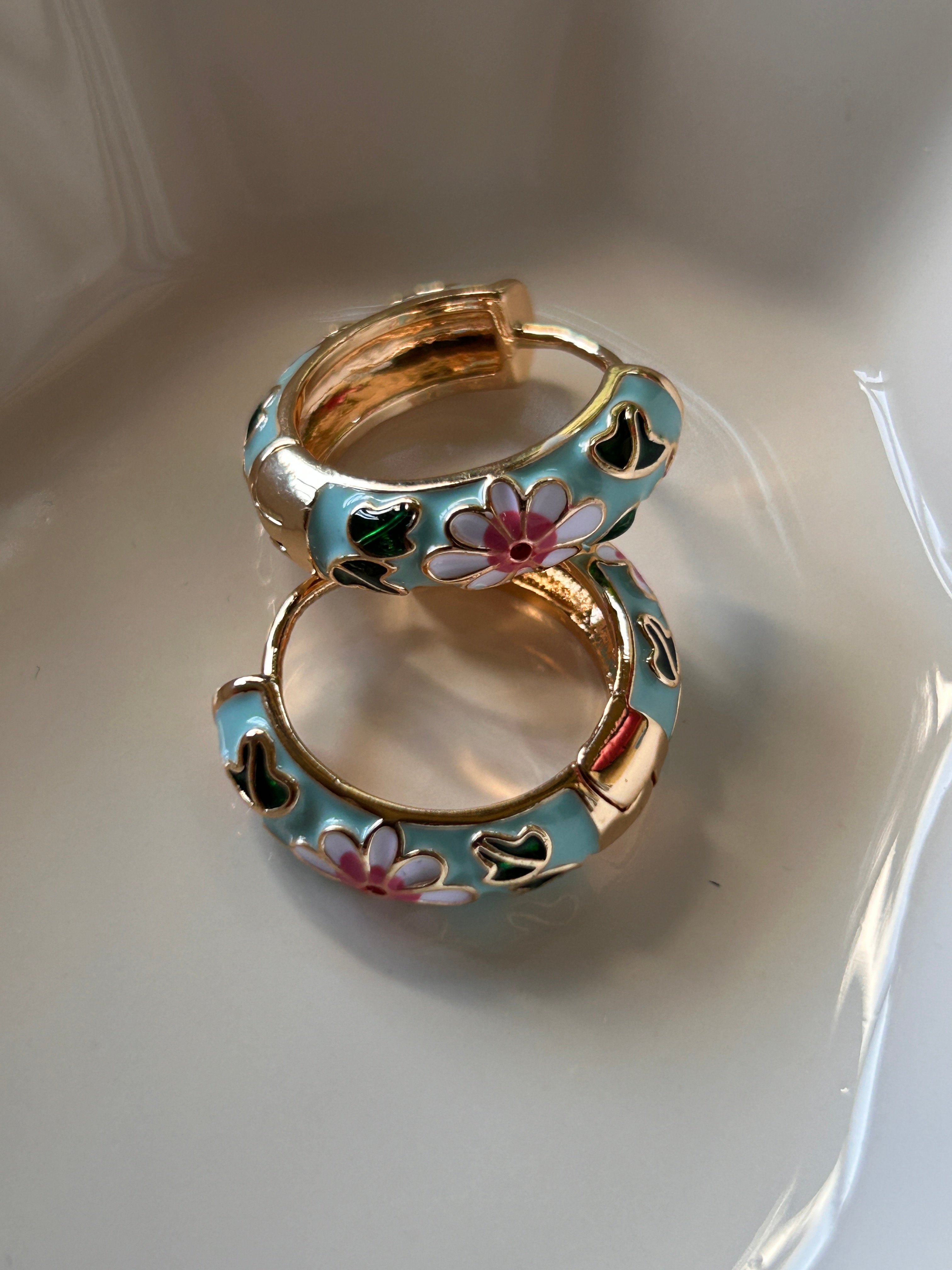 BYM408 Vintage Çiçek Desenli Mineli Su Yeşili Halka Model Kadın Çelik Küpe