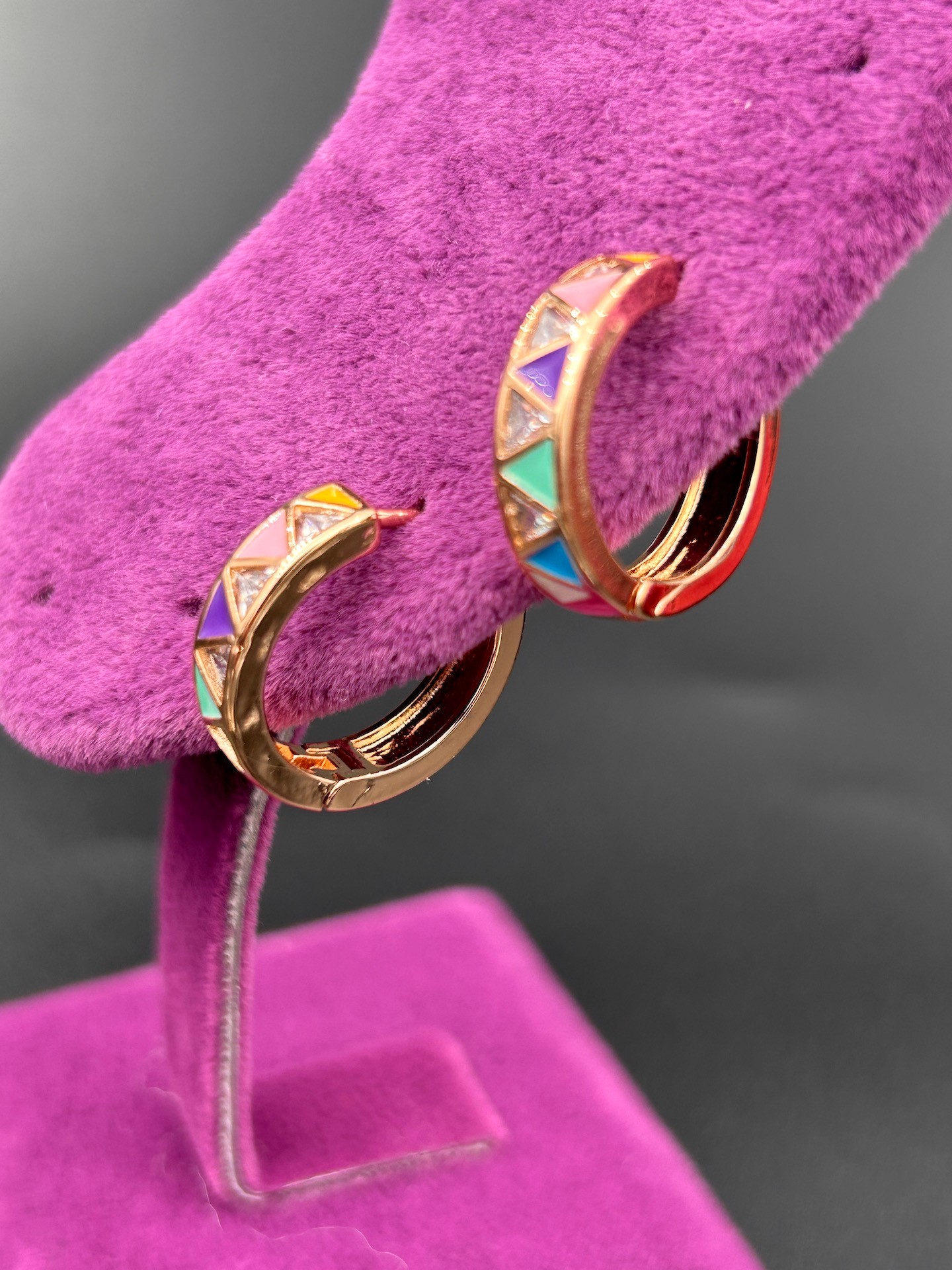 BYM182 BYM182 Renkli Asimetrik Taşlı Rose Gold Halka Çelik Küpe – 1.8 cm