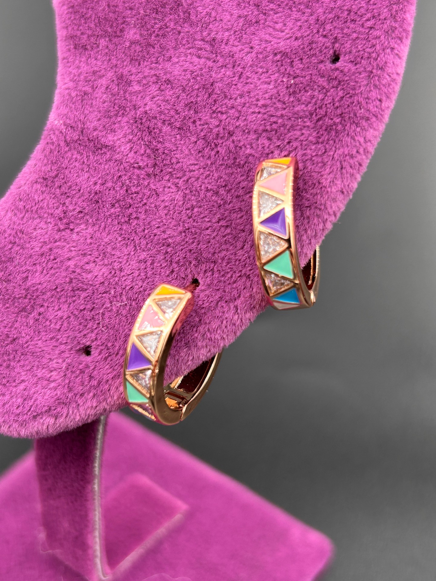BYM182 BYM182 Renkli Asimetrik Taşlı Rose Gold Halka Çelik Küpe – 1.8 cm