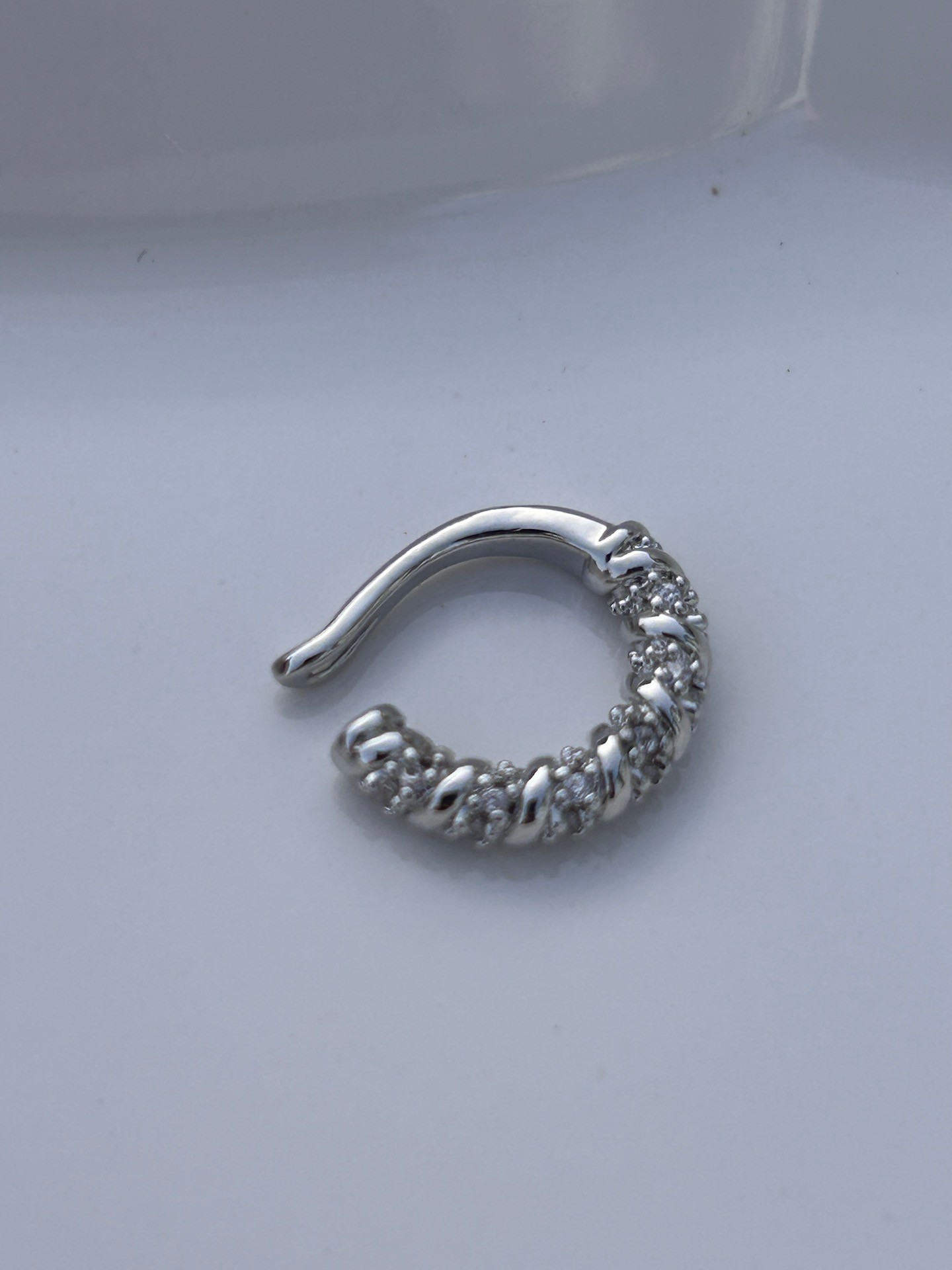 BYM360 Sıkıştırmalı Kıkırdak Gümüş Silver Renkli Taşlı Kadın Çelik Küpe