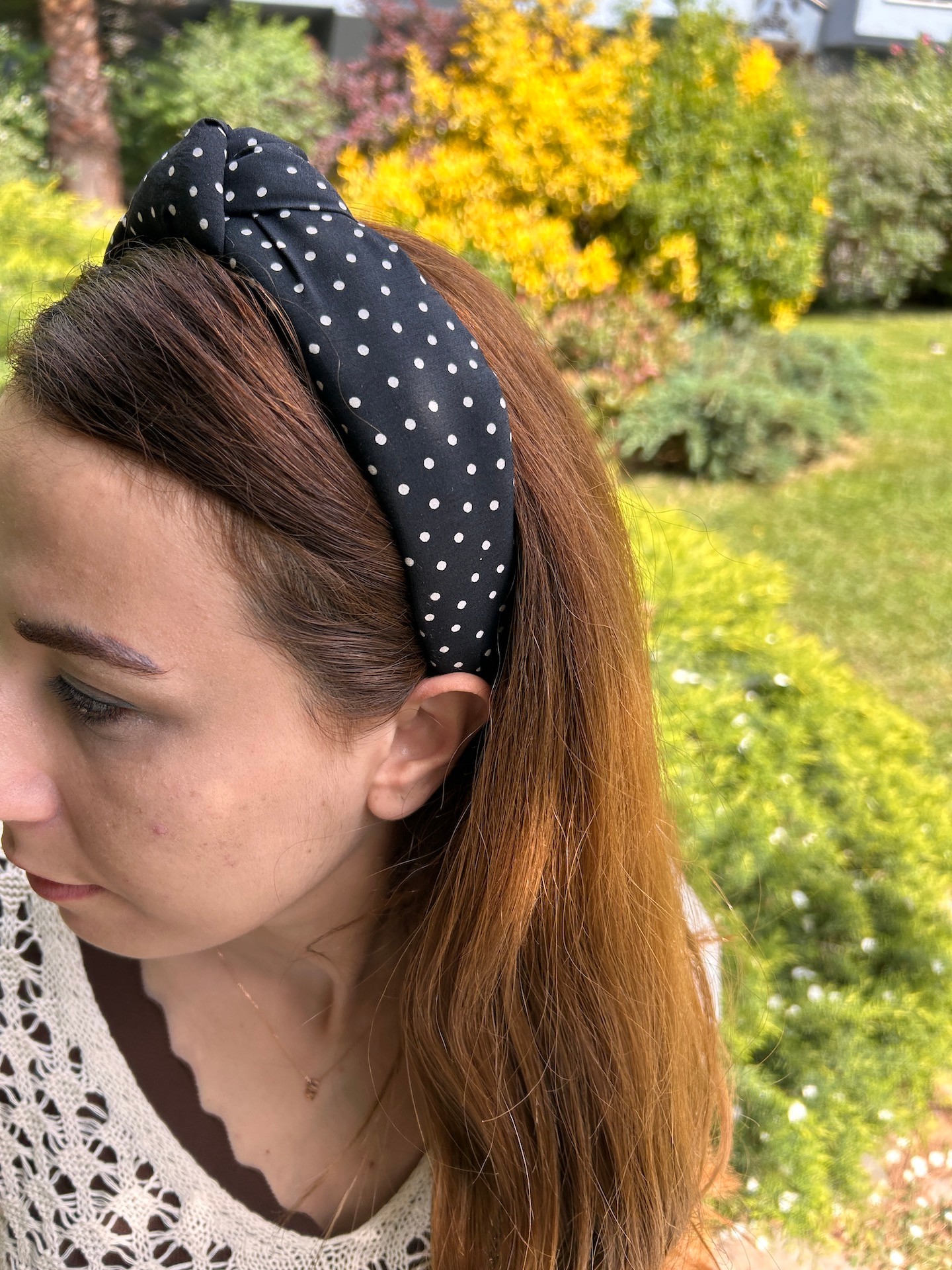 ByMerve Siyah Beyaz Puantiyeli Kumaş Düğümlü Kadın Saç Bandı Taç – Retro Stil, Günlük Kullanıma Uygun, Hafif ve Şık Aksesuar