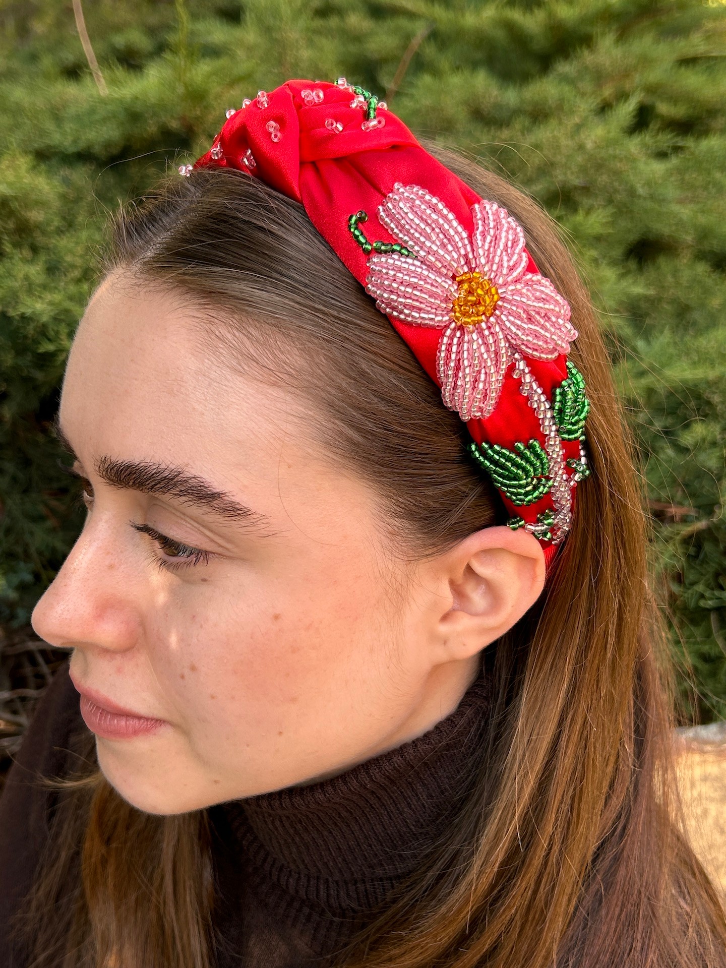 BYM462 Kırmızı Saten Üzeri El İşlemeli Hibiskus Çiçek Boncuk Motifli Kadın Nişan ve Kına Saç Tacı