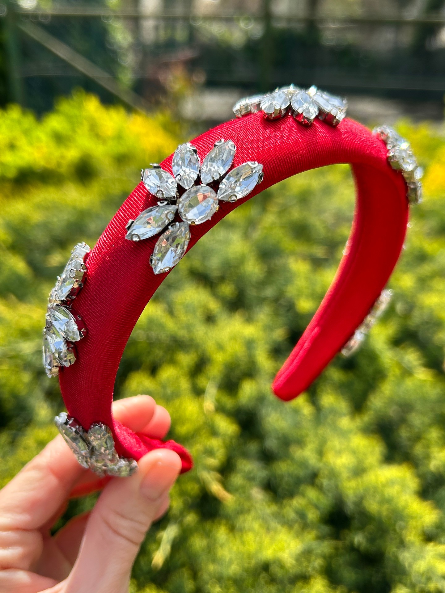 Kırmızı İnce Saten Kumaş Üzeri Kristal Taş Çiçekli El Yapımı Abiye Kadın Saç Tacı M00602459433